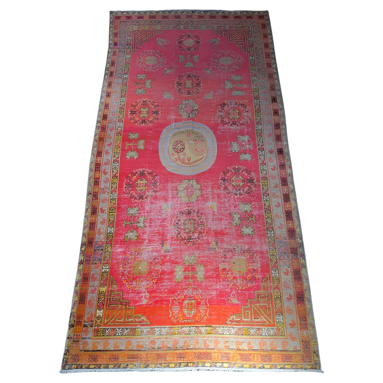 Khotan Samarkand Vintage Khotan Samarkand Teppich 10'8" X 5'6" in sattem Rot mit kompliziertem Medaillon im Angebot