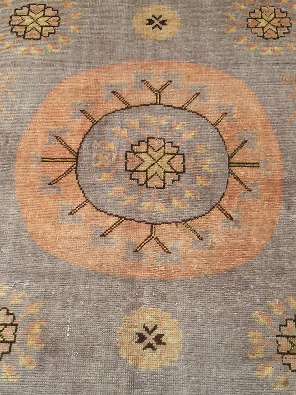 Alter Khotan-Samarkand-Teppich, um 1920. Die dekorativen Teppiche sind großartige Akzentstücke, die ein ausgewogenes Verhältnis zwischen geometrischen und floralen Motiven aufweisen. Die Größe und Form ist ideal für Eingangsbereiche. Der Zustand ist