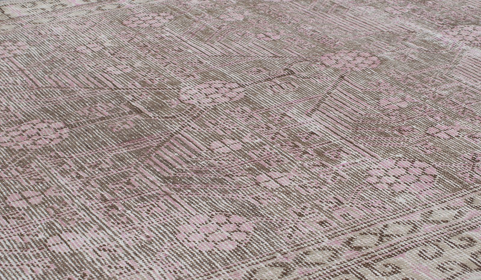 Khotan-Teppiche werden in Ostturkestan hergestellt und wegen ihrer Nähe zum gleichnamigen kulturellen Zentrum auch als Samarkand-Teppiche bezeichnet. Khotan-Teppiche zeichnen sich durch ihre geometrischen Muster aus, die von zarten Pastelltönen bis