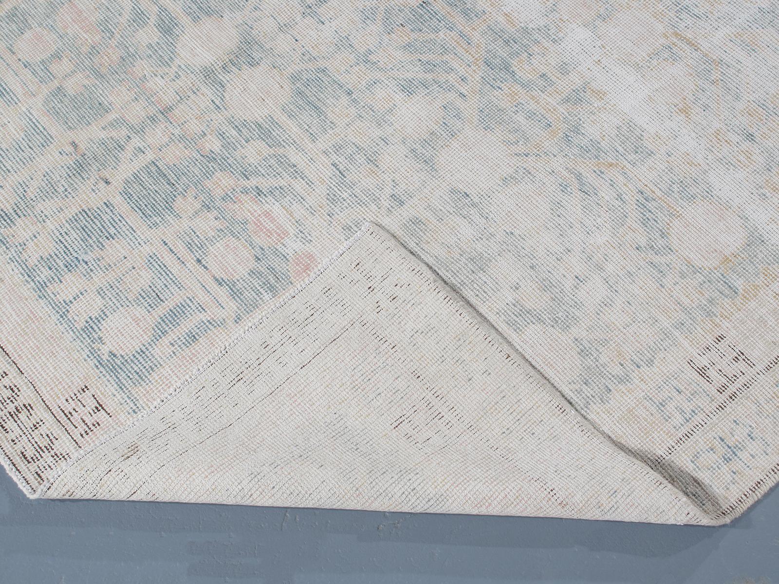Alter Khotan-Samarkand-Teppich im Zustand „Starke Gebrauchsspuren“ im Angebot in New York, NY