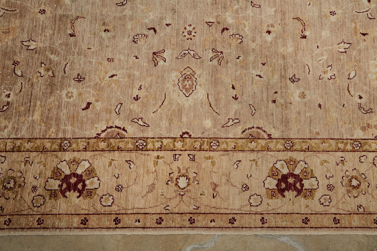 Alfombra de moqueta beige estilo Khotan en venta 2