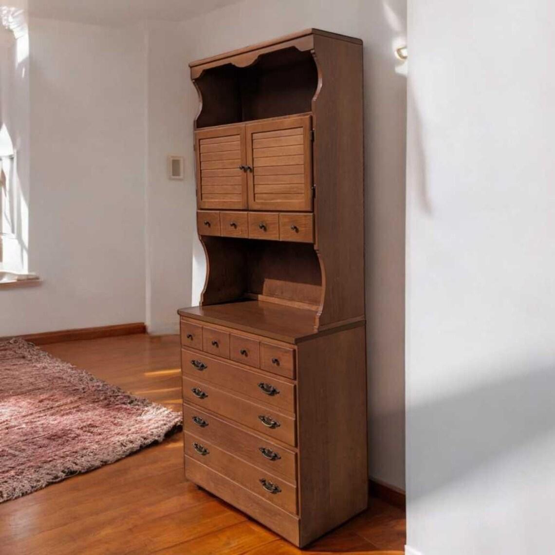 Mueble Khoury Vintage de mediados de siglo Conejera de madera maciza con cómoda, años 60 en venta 3
