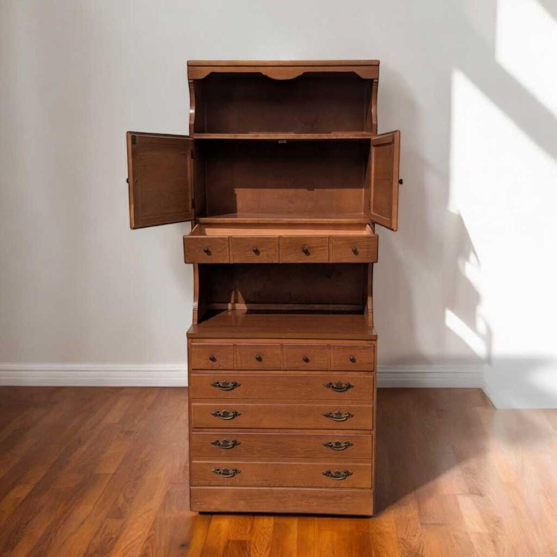 Mueble Khoury Vintage de mediados de siglo Conejera de madera maciza con cómoda, años 60 en venta 4