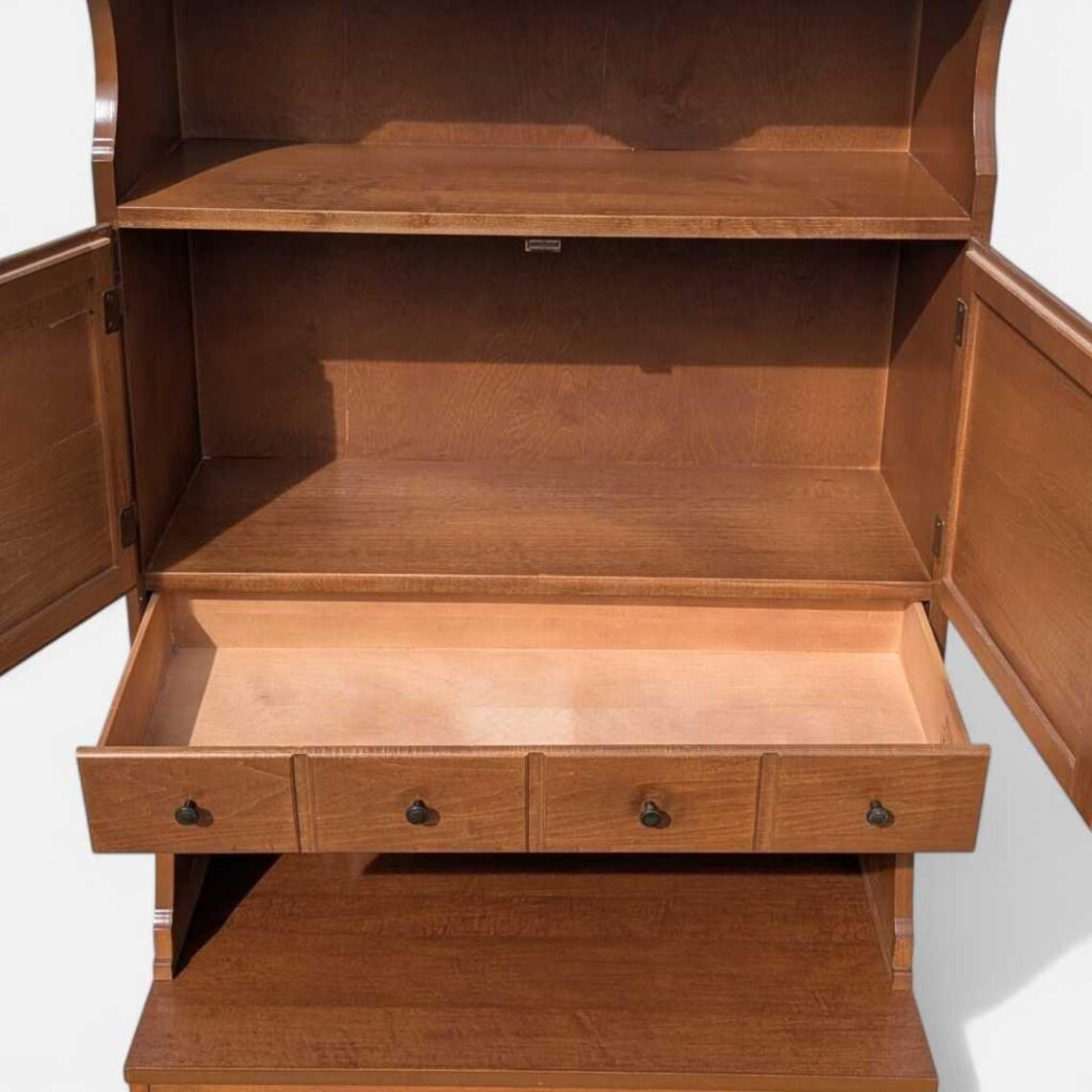 Conejera vintage de dos piezas de mediados de siglo de Khoury Furniture

Un impresionante y versátil aparador vintage de Khoury Furniture, diseñado cuidadosamente como una unidad de dos piezas que combina el almacenamiento funcional con el atractivo