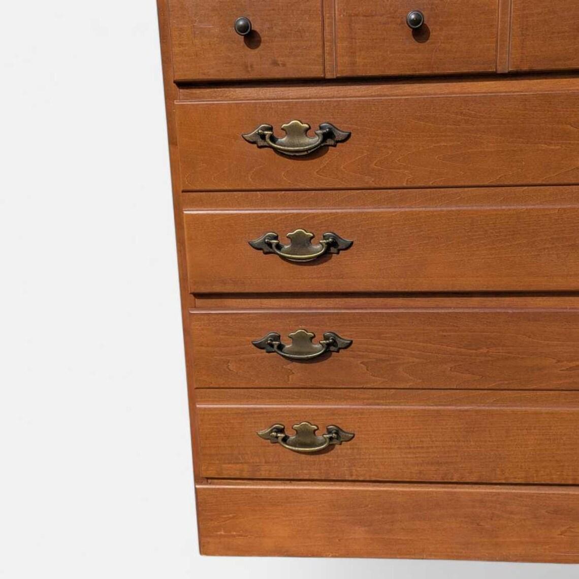 Mueble Khoury Vintage de mediados de siglo Conejera de madera maciza con cómoda, años 60 Moderno de mediados de siglo en venta