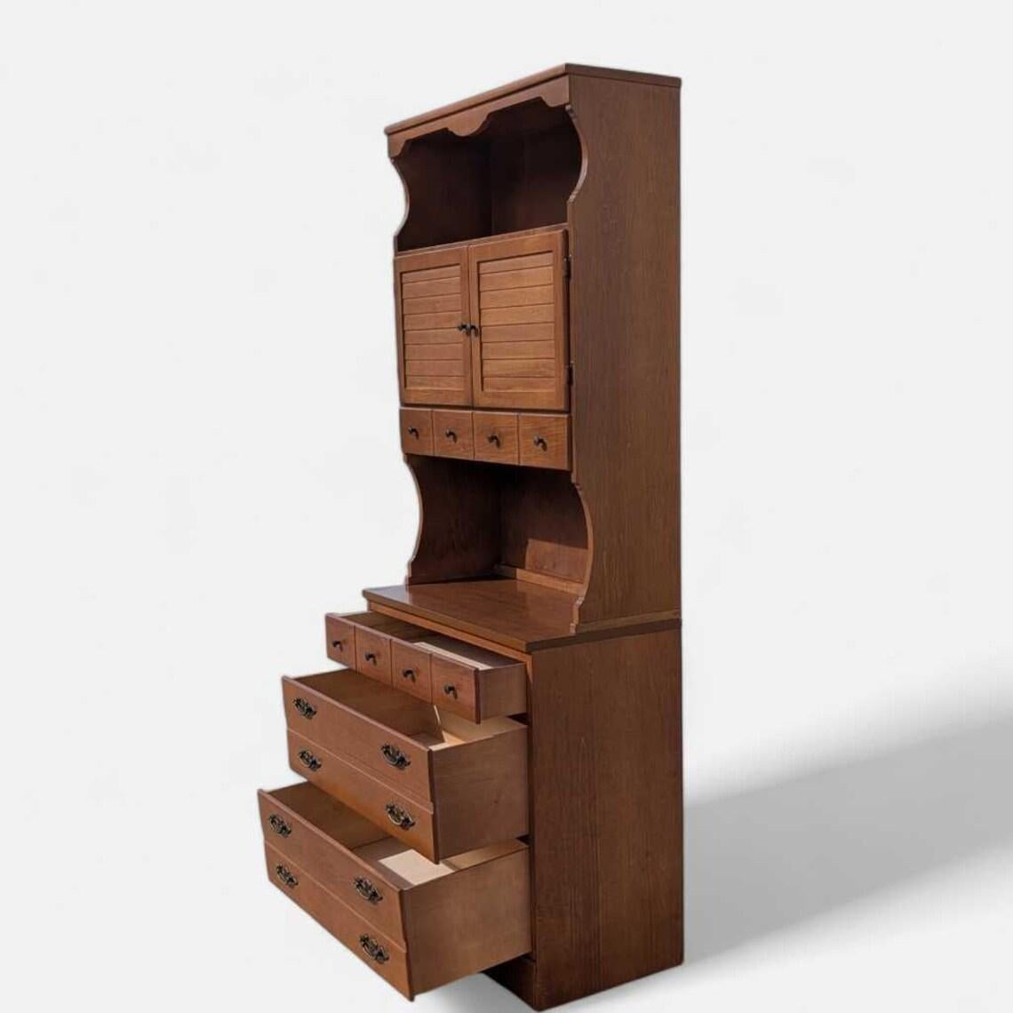 Mueble Khoury Vintage de mediados de siglo Conejera de madera maciza con cómoda, años 60 Estadounidense en venta