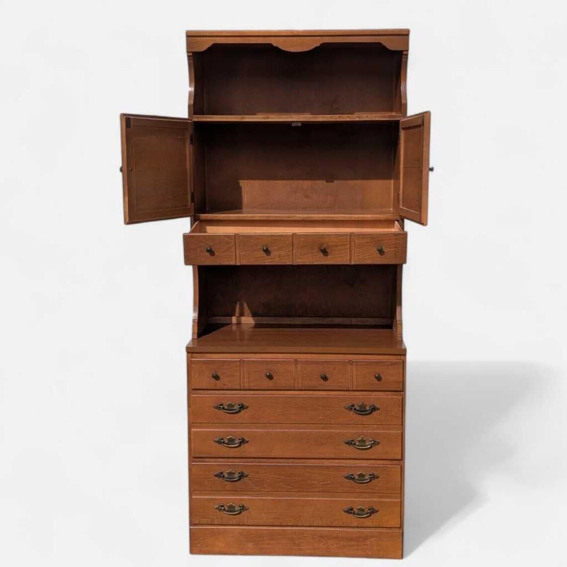 Mueble Khoury Vintage de mediados de siglo Conejera de madera maciza con cómoda, años 60 en Bueno estado para la venta en Rancho Cucamonga, CA