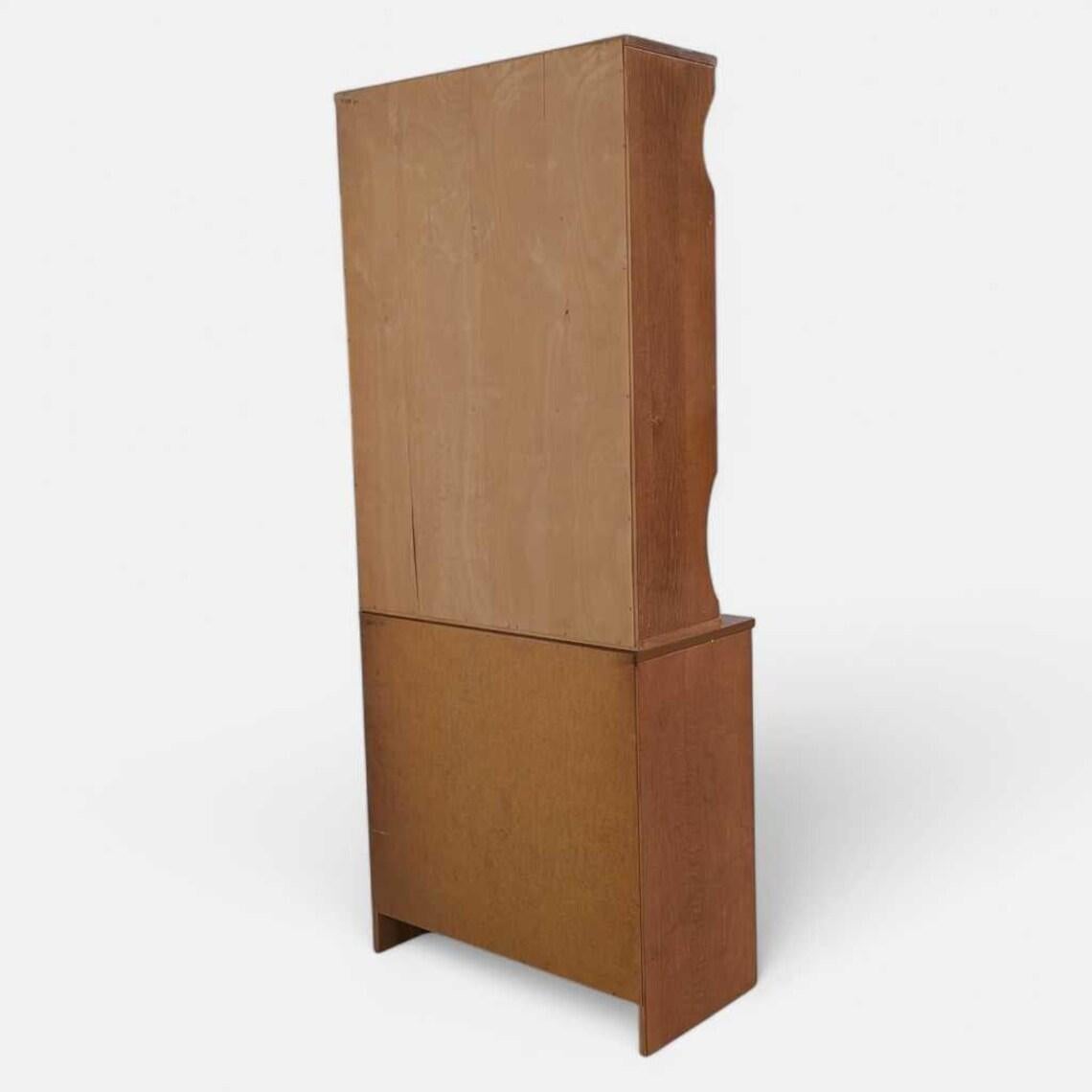 Mueble Khoury Vintage de mediados de siglo Conejera de madera maciza con cómoda, años 60 siglo XX en venta