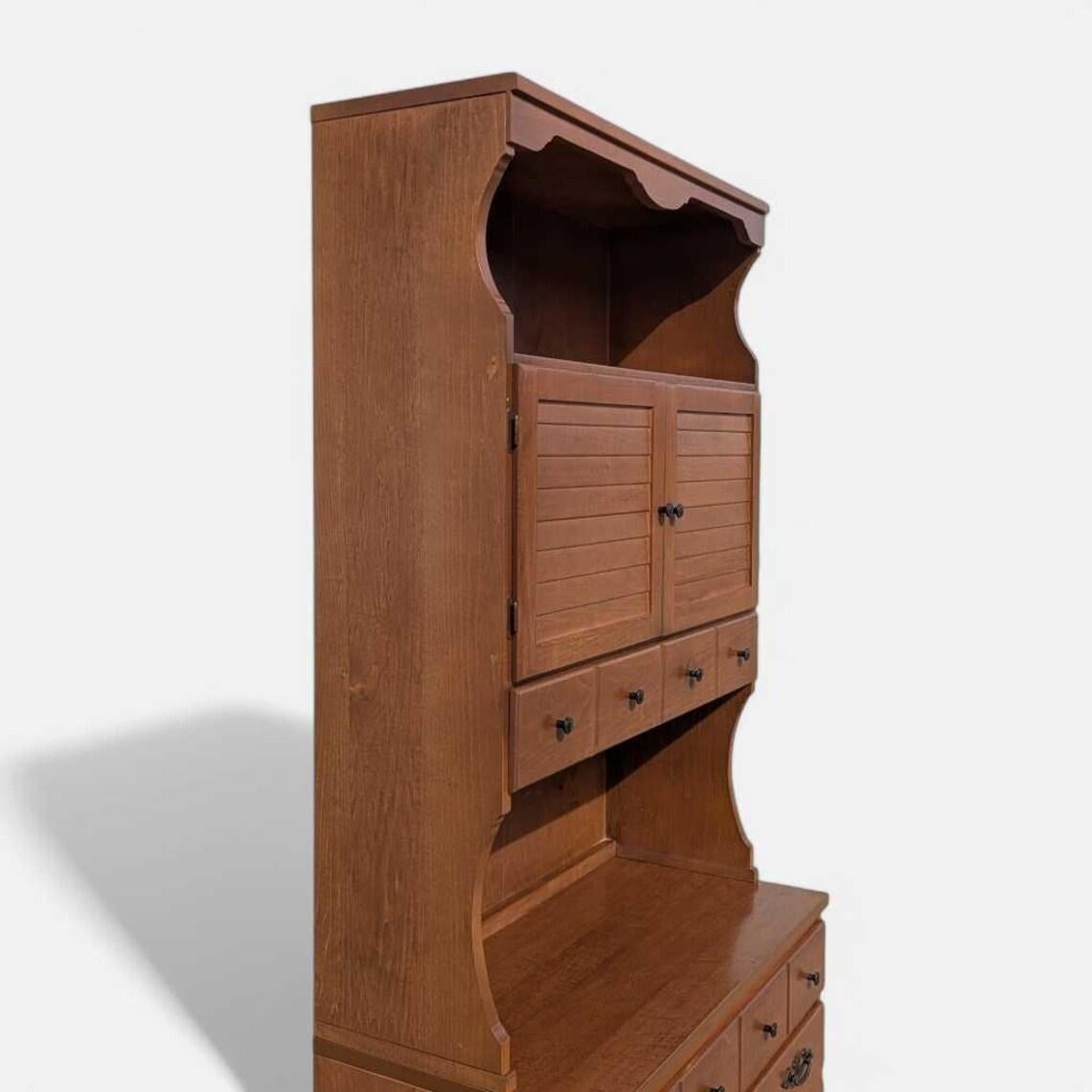 Mueble Khoury Vintage de mediados de siglo Conejera de madera maciza con cómoda, años 60 Madera en venta