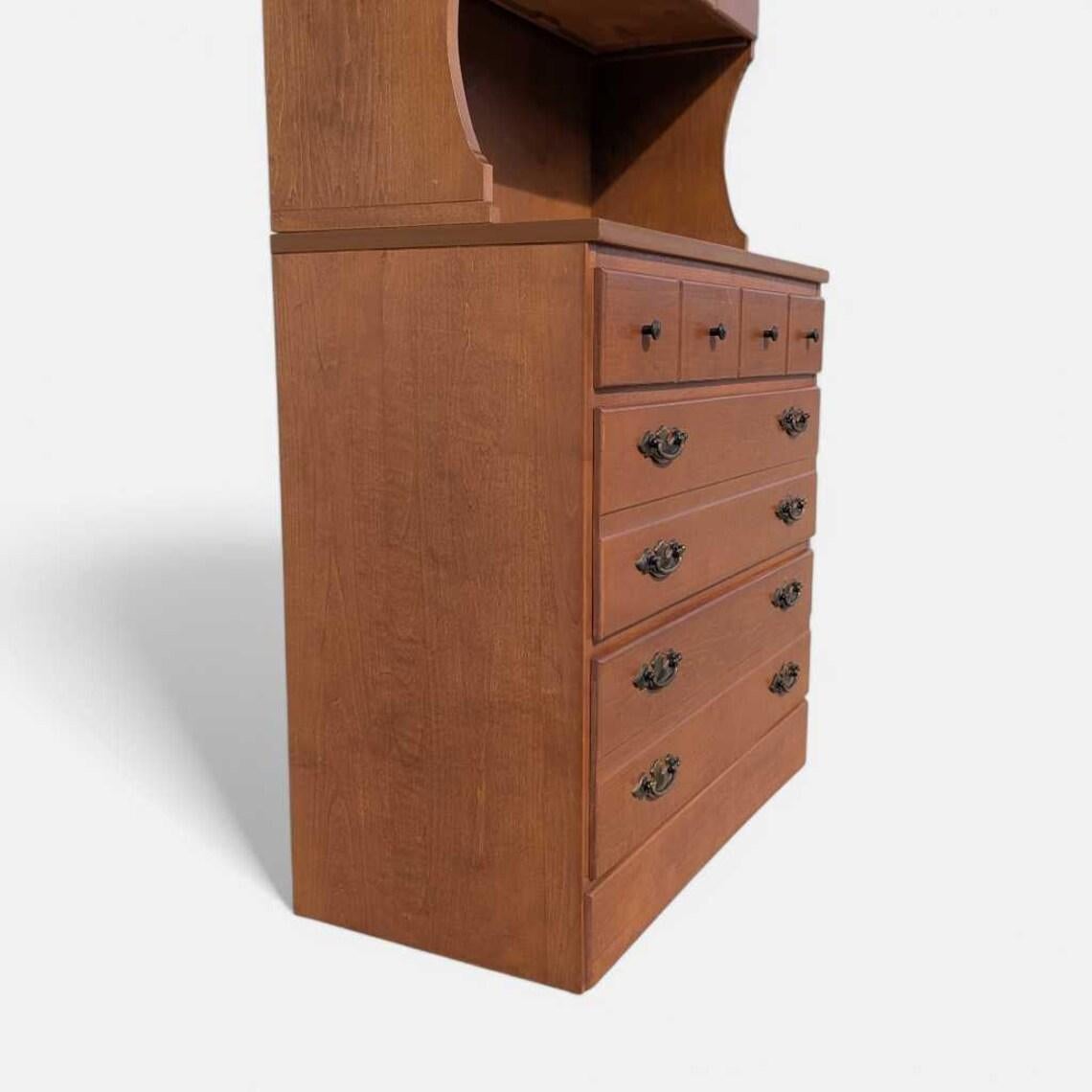 Mueble Khoury Vintage de mediados de siglo Conejera de madera maciza con cómoda, años 60 en venta 1