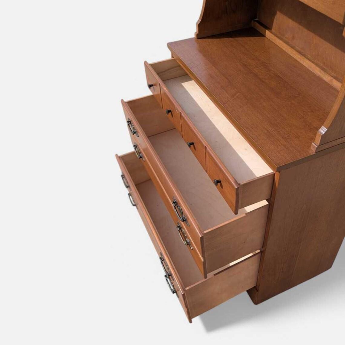 Mueble Khoury Vintage de mediados de siglo Conejera de madera maciza con cómoda, años 60 en venta 2