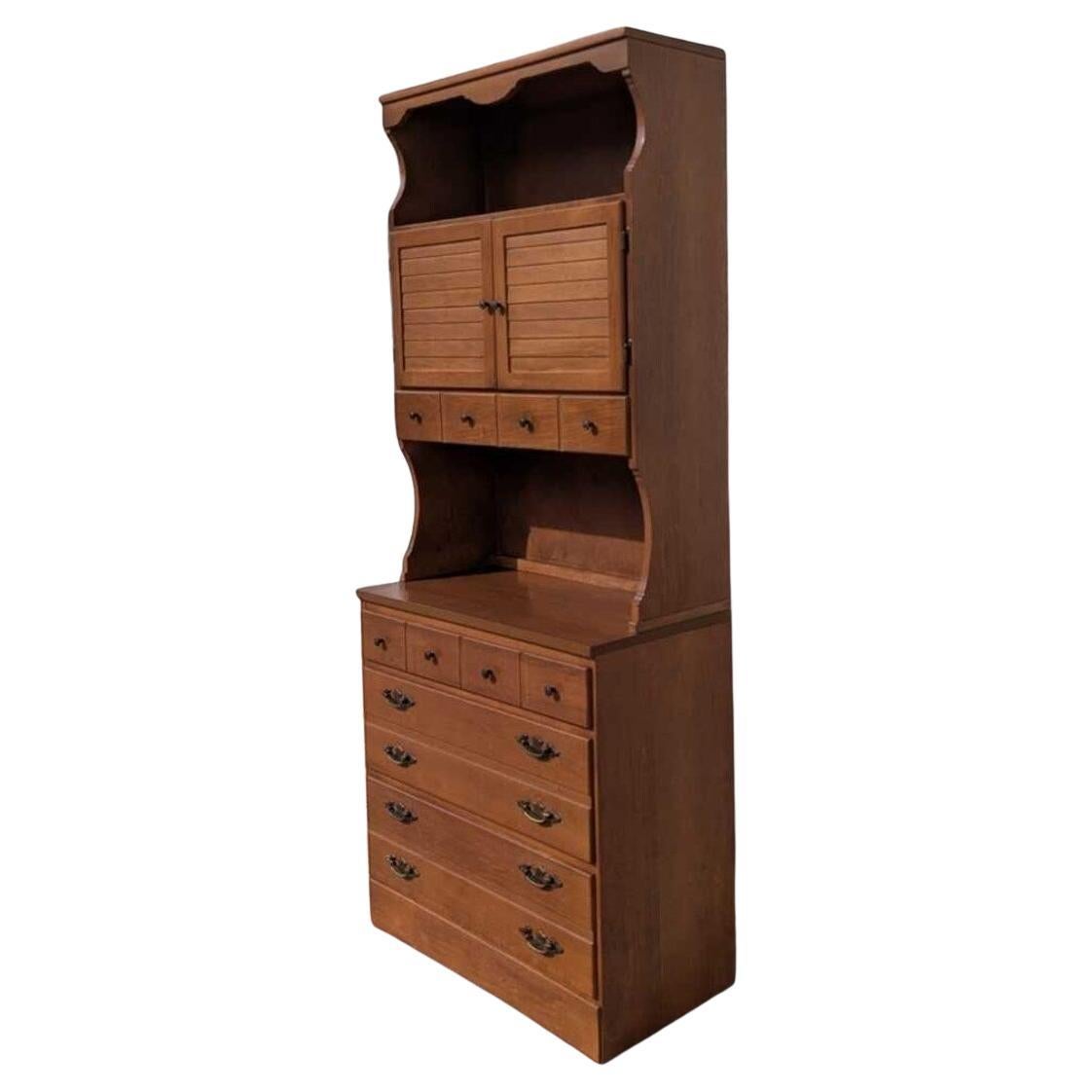 Mueble Khoury Vintage de mediados de siglo Conejera de madera maciza con cómoda, años 60 en venta