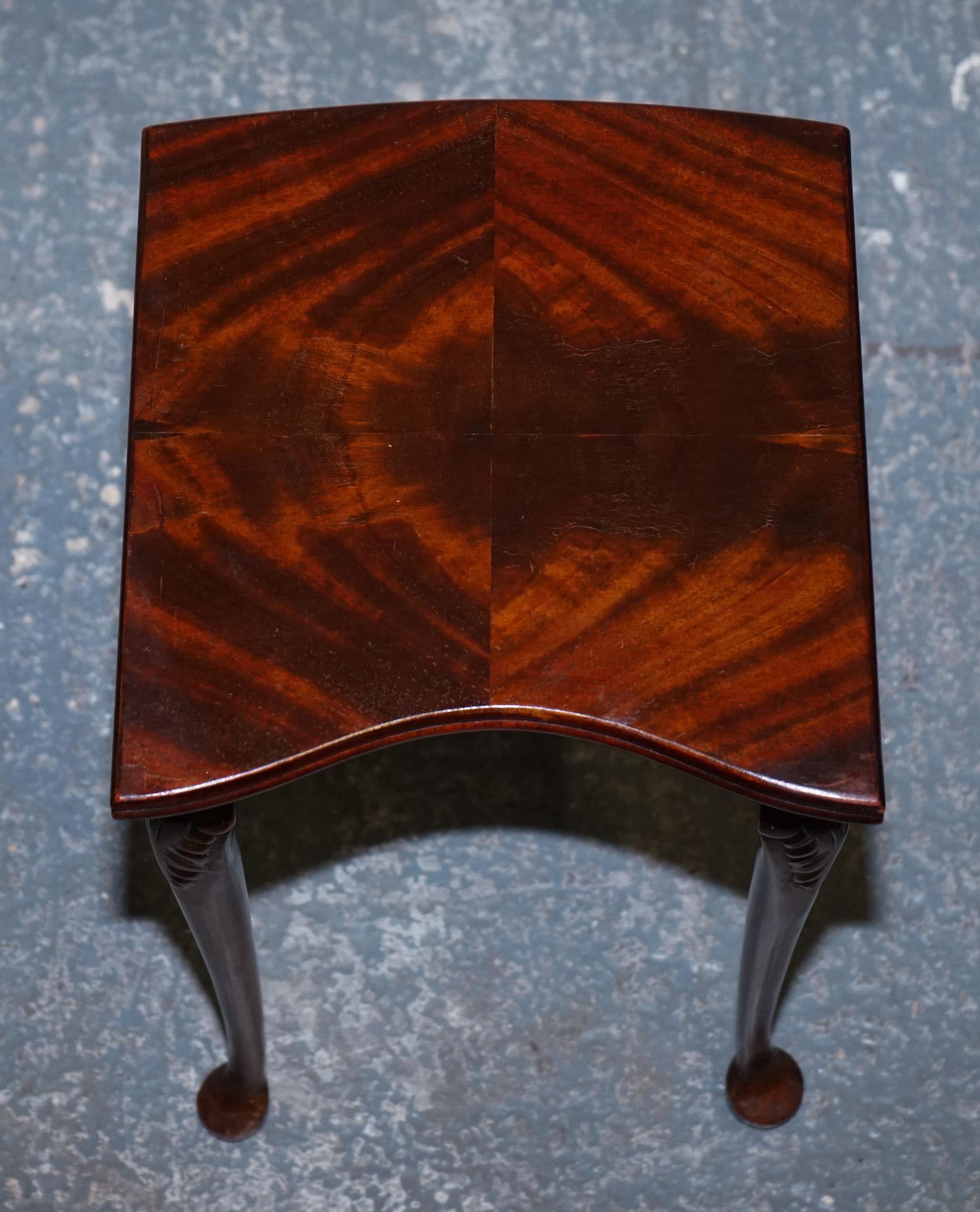 VINTAGE MAHOGANY FLAMED MAHOGANY NEST OF THREE TABLES QUEEN ANNE LEGS en vente 4