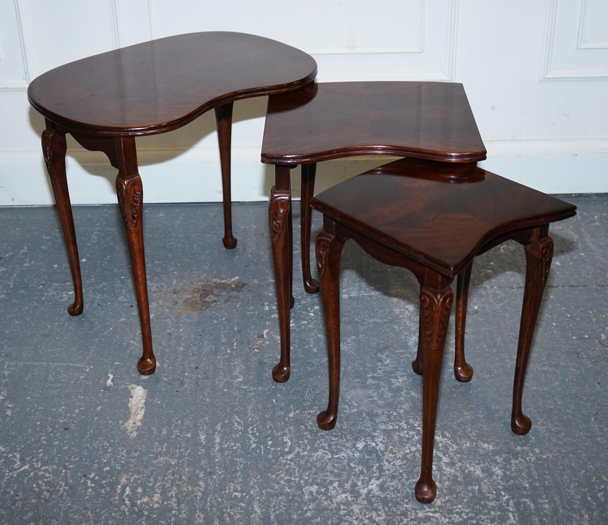 VINTAGE MAHOGANY FLAMED MAHOGANY NEST OF THREE TABLES QUEEN ANNE LEGS en vente 5