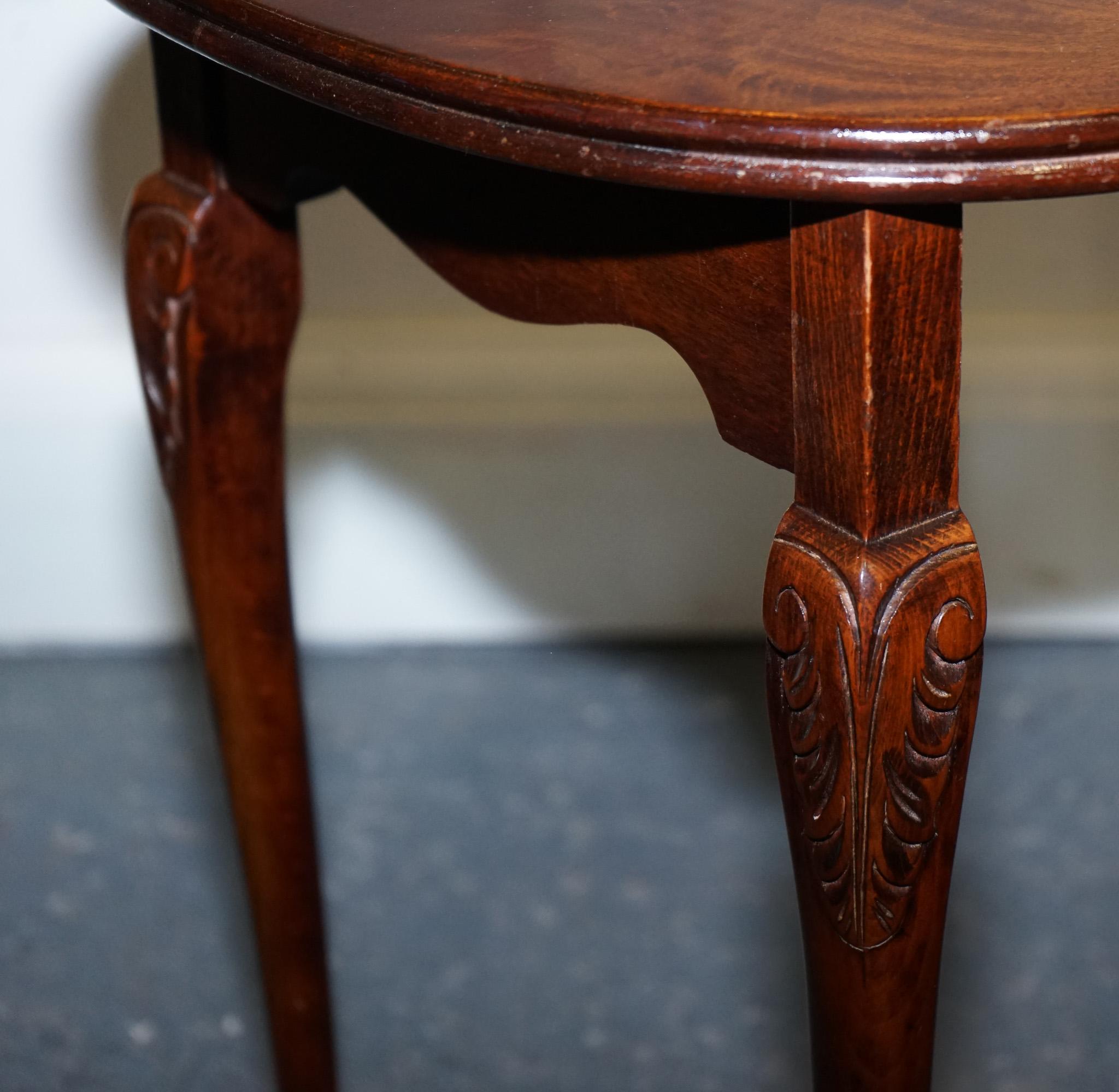 VINTAGE MAHOGANY FLAMED MAHOGANY NEST OF THREE TABLES QUEEN ANNE LEGS en vente 6