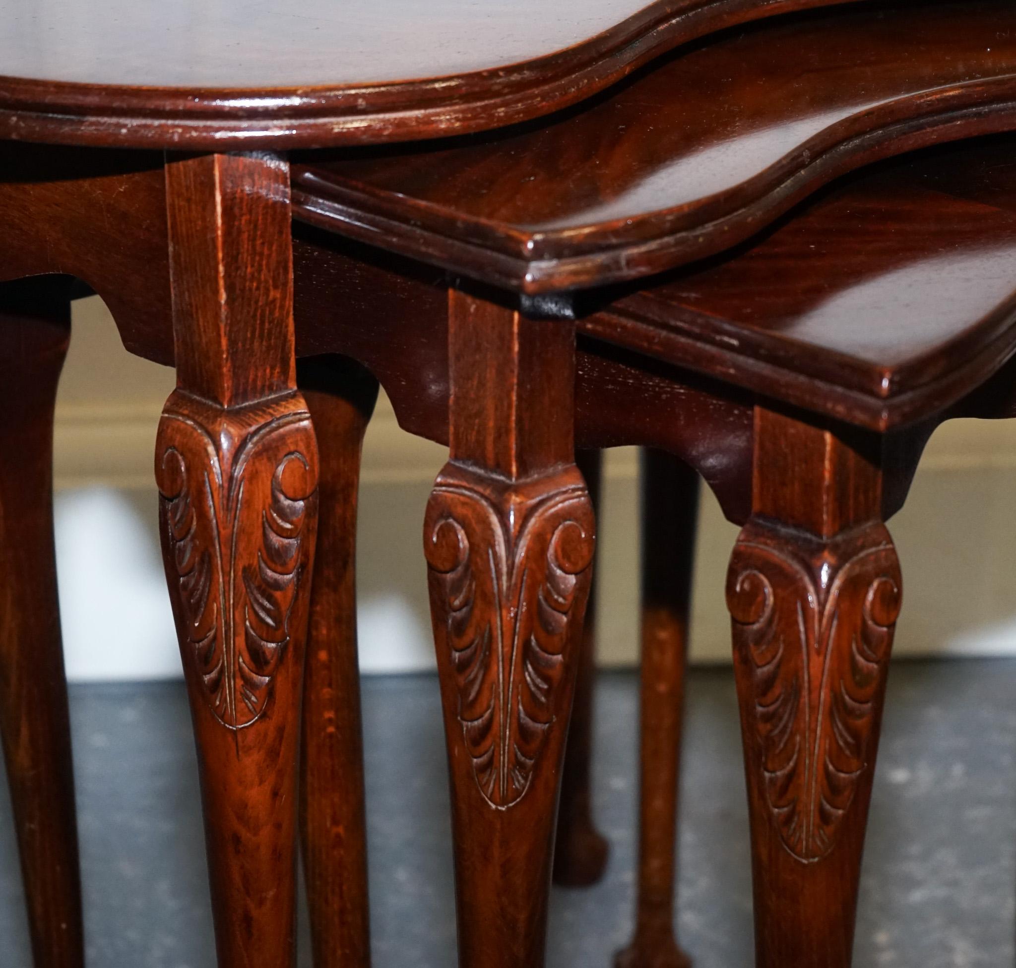 VINTAGE MAHOGANY FLAMED MAHOGANY NEST OF THREE TABLES QUEEN ANNE LEGS en vente 8