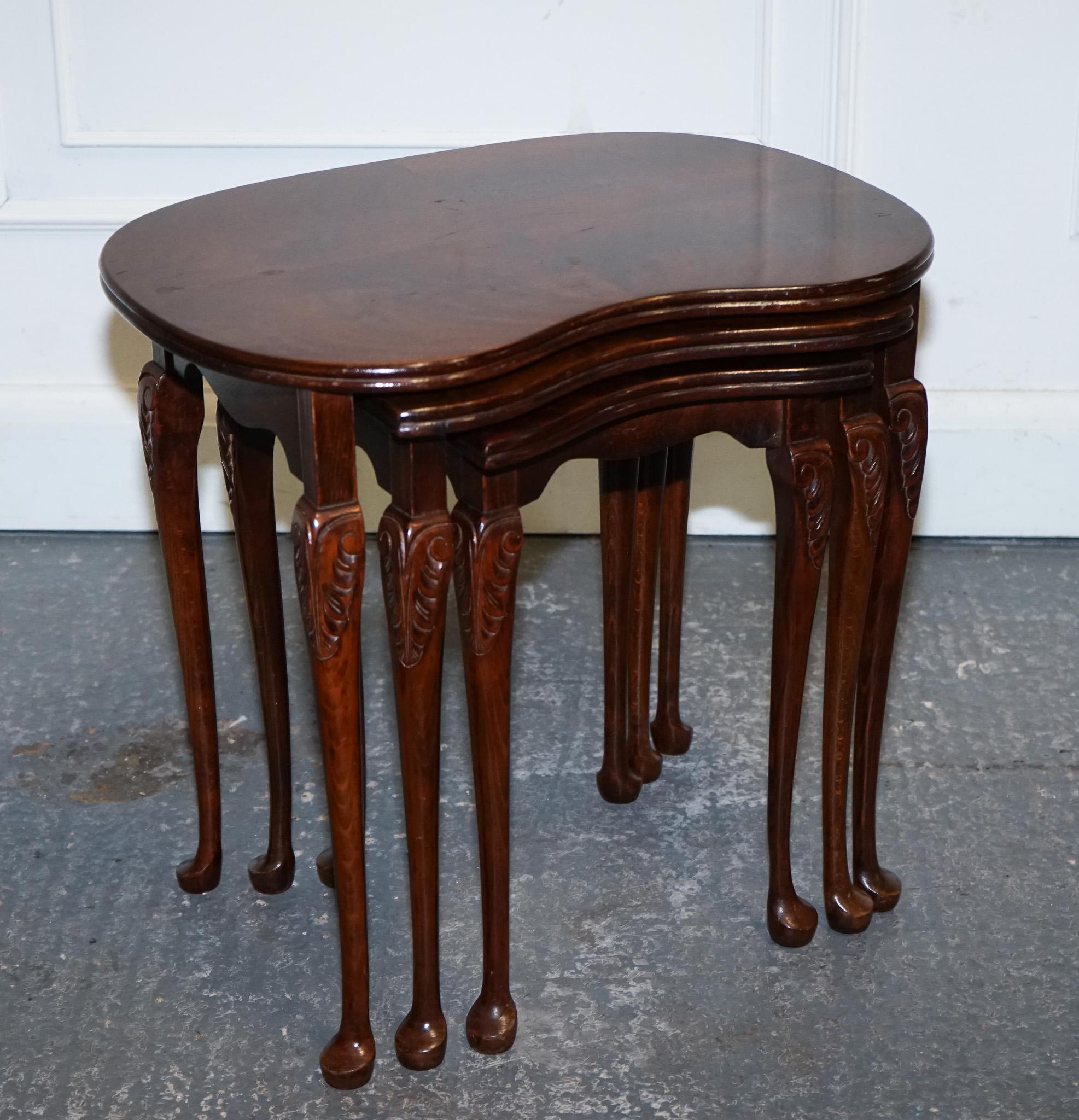 
Nous sommes ravis d'offrir à la vente ce nid de trois tables vintage en forme de rein.

Ils témoignent d'un savoir-faire exquis et d'une élégance intemporelle, fabriqués à partir de bois dur flammé richement teinté qui met en valeur son grain