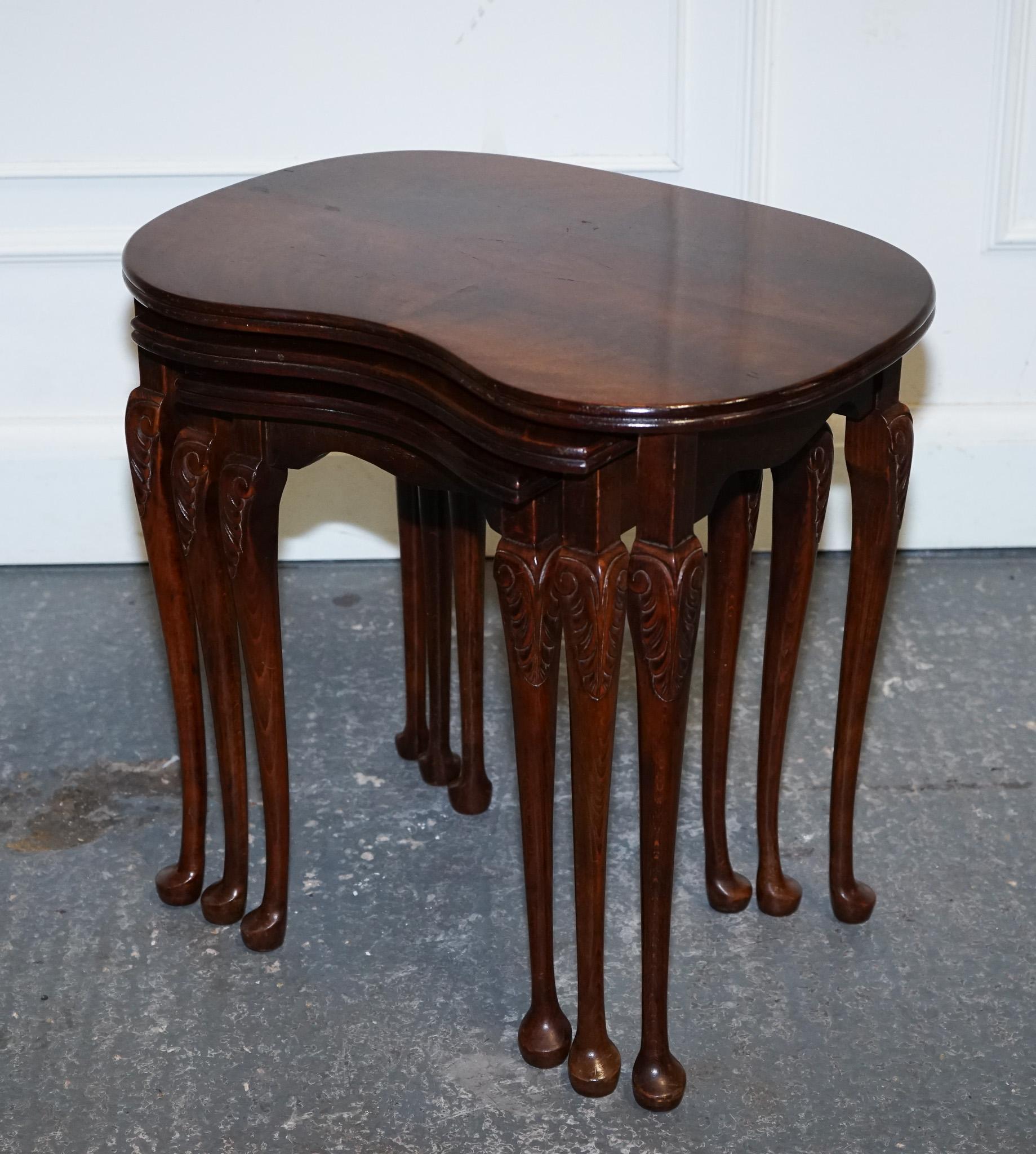 Fait main VINTAGE MAHOGANY FLAMED MAHOGANY NEST OF THREE TABLES QUEEN ANNE LEGS en vente