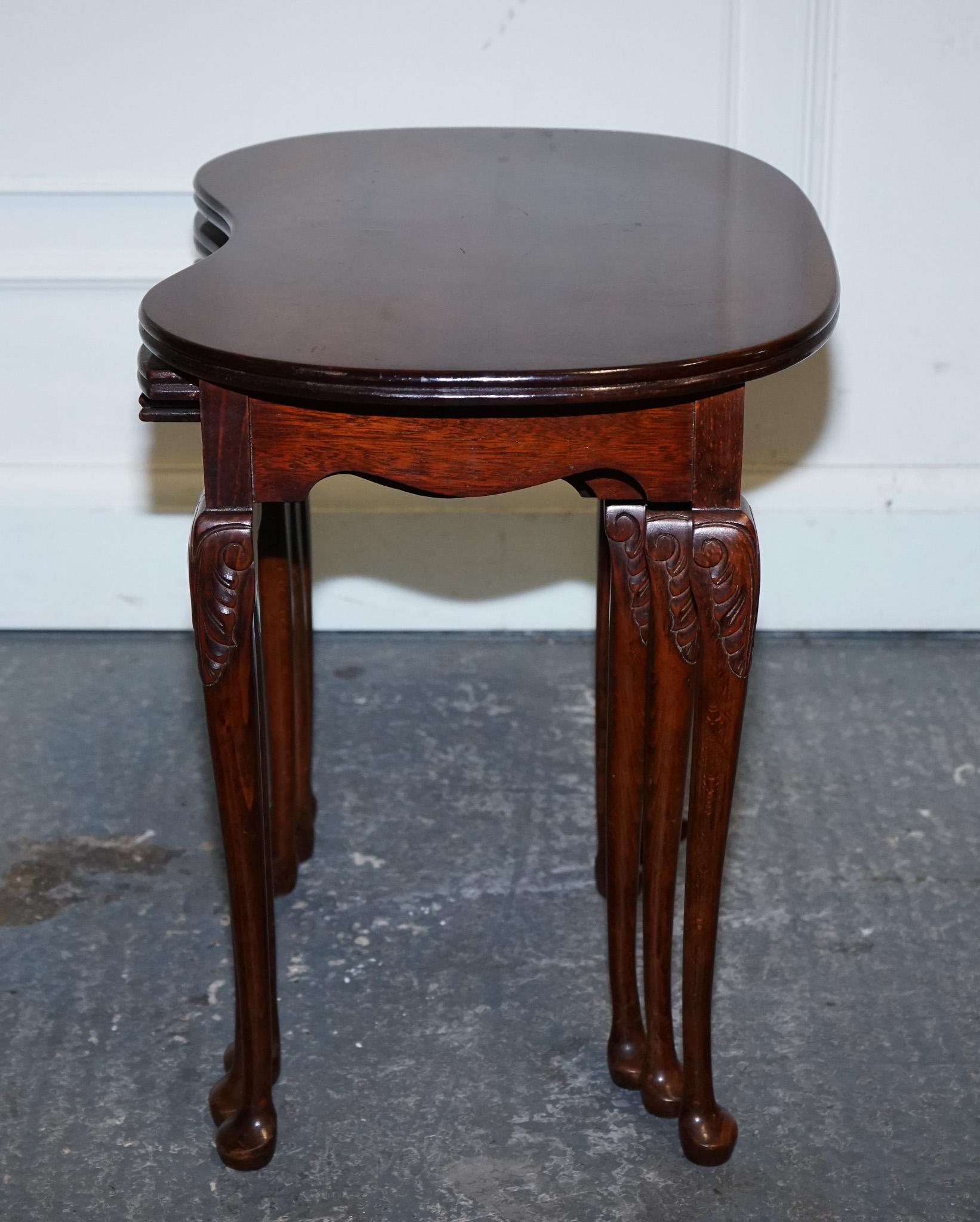 VINTAGE MAHOGANY FLAMED MAHOGANY NEST OF THREE TABLES QUEEN ANNE LEGS Bon état - En vente à Pulborough, GB