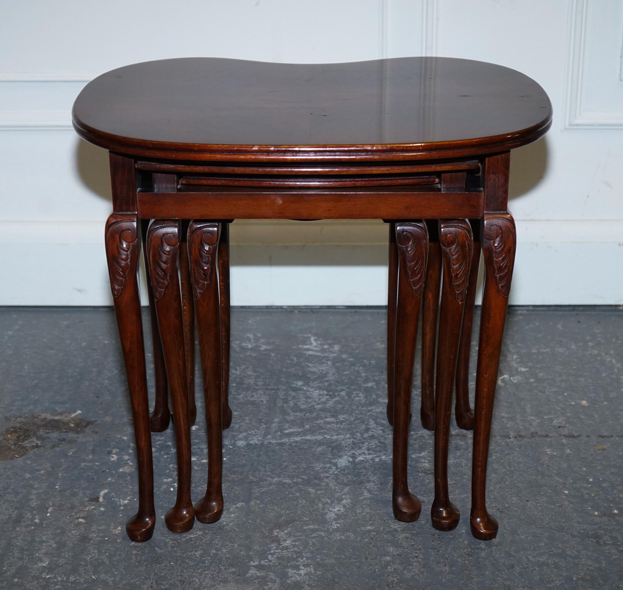 20ième siècle VINTAGE MAHOGANY FLAMED MAHOGANY NEST OF THREE TABLES QUEEN ANNE LEGS en vente