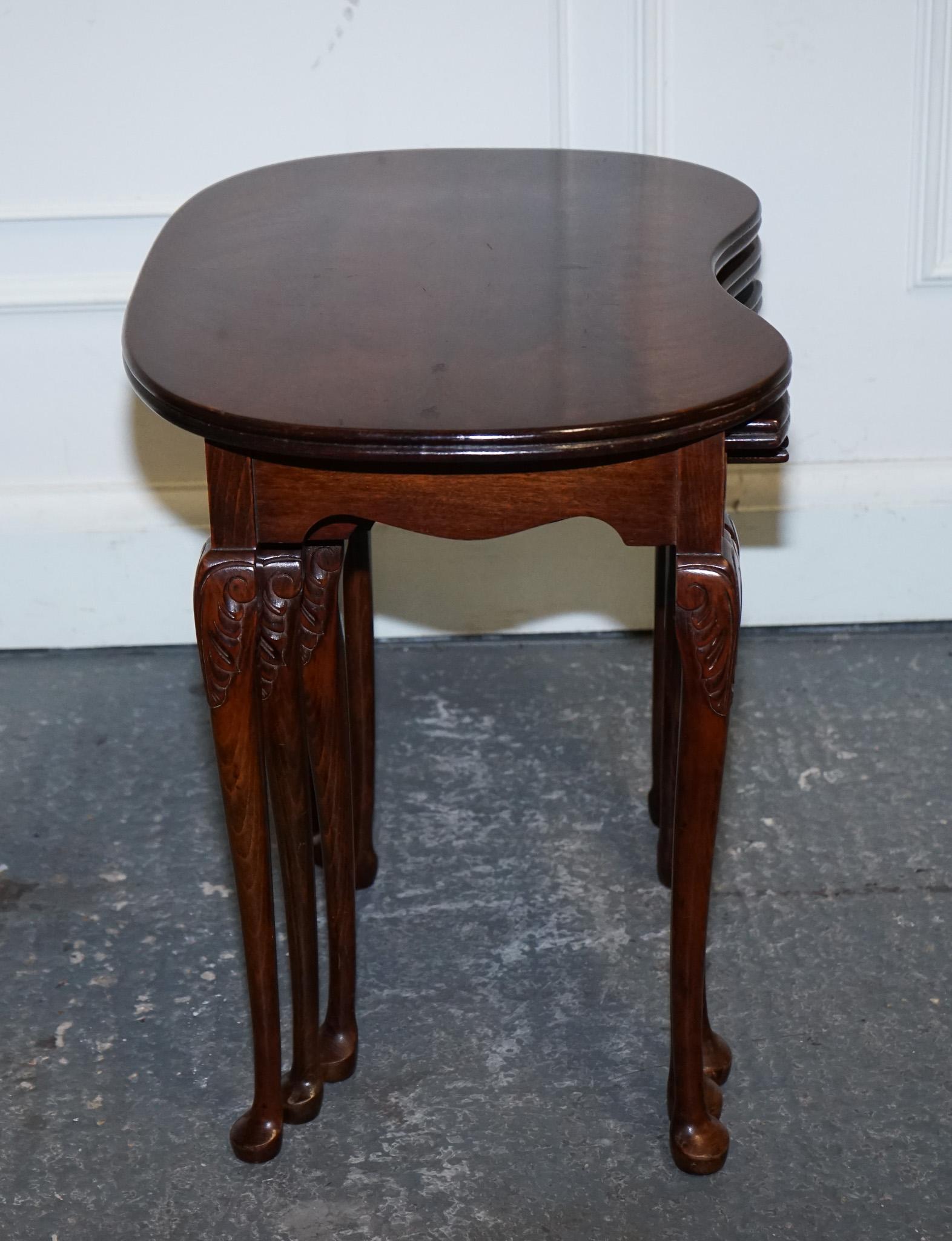 Bois de feuillus VINTAGE MAHOGANY FLAMED MAHOGANY NEST OF THREE TABLES QUEEN ANNE LEGS en vente