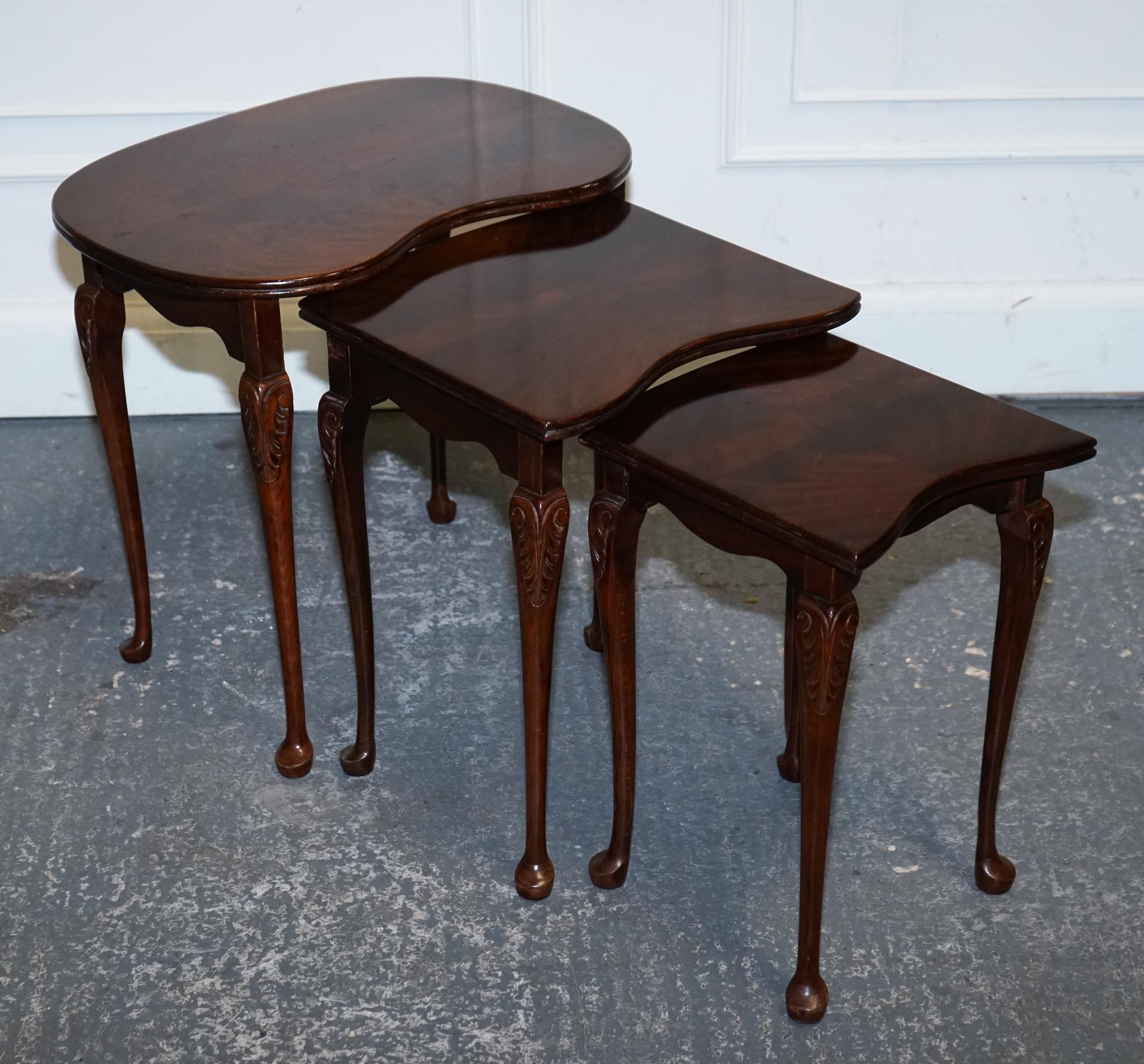 VINTAGE MAHOGANY FLAMED MAHOGANY NEST OF THREE TABLES QUEEN ANNE LEGS en vente 1