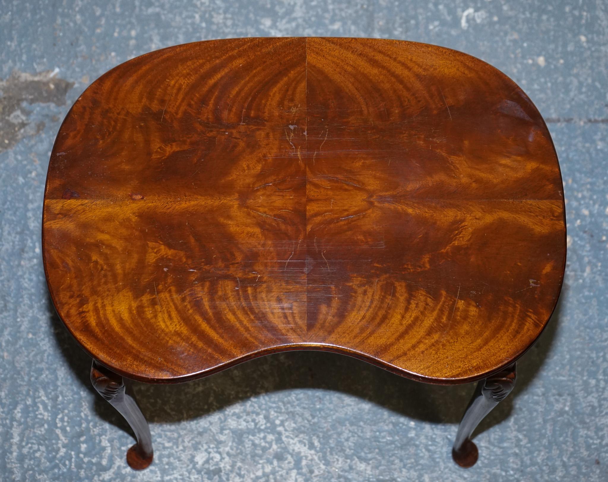 VINTAGE MAHOGANY FLAMED MAHOGANY NEST OF THREE TABLES QUEEN ANNE LEGS en vente 2