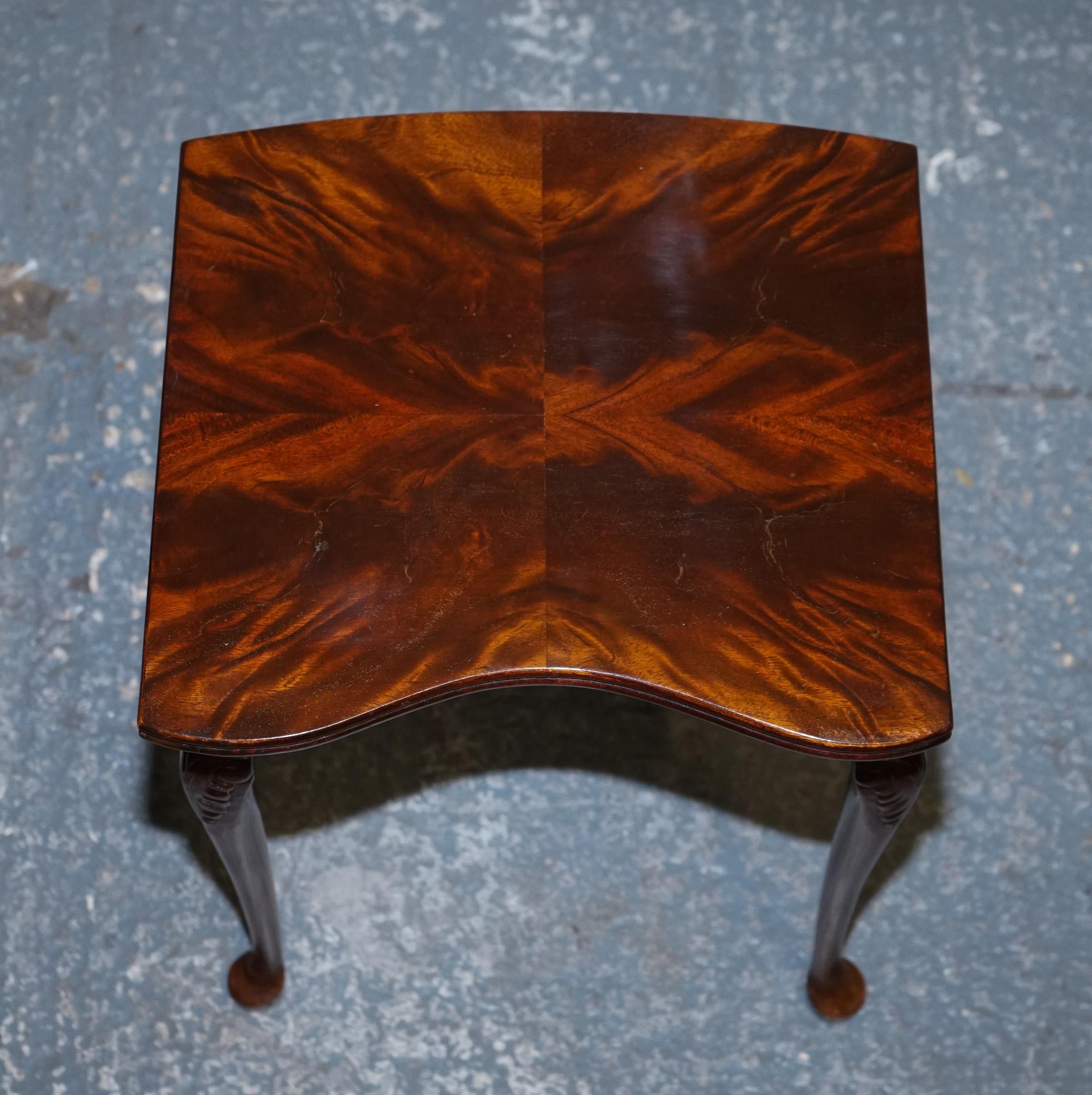VINTAGE MAHOGANY FLAMED MAHOGANY NEST OF THREE TABLES QUEEN ANNE LEGS en vente 3