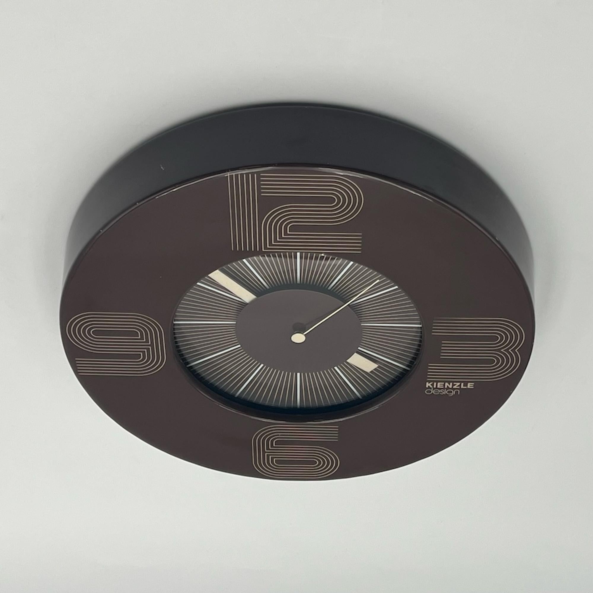 Vintage Kienzle Space Age Clock: Westdeutsches Designwunder der 1970er Jahre in glänzendem Braun (Deutsch) im Angebot