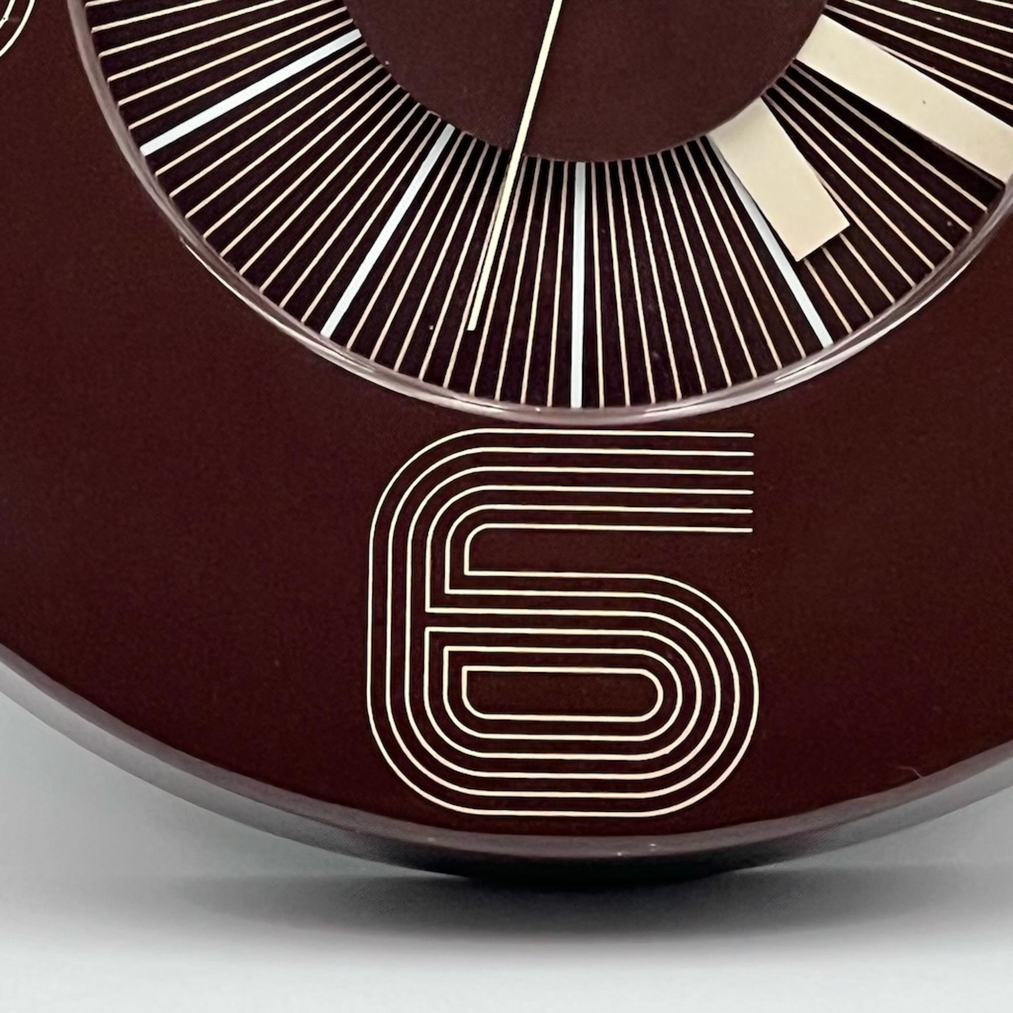 Vintage Kienzle Space Age Clock: Westdeutsches Designwunder der 1970er Jahre in glänzendem Braun im Zustand „Gut“ im Angebot in San Benedetto Del Tronto, IT