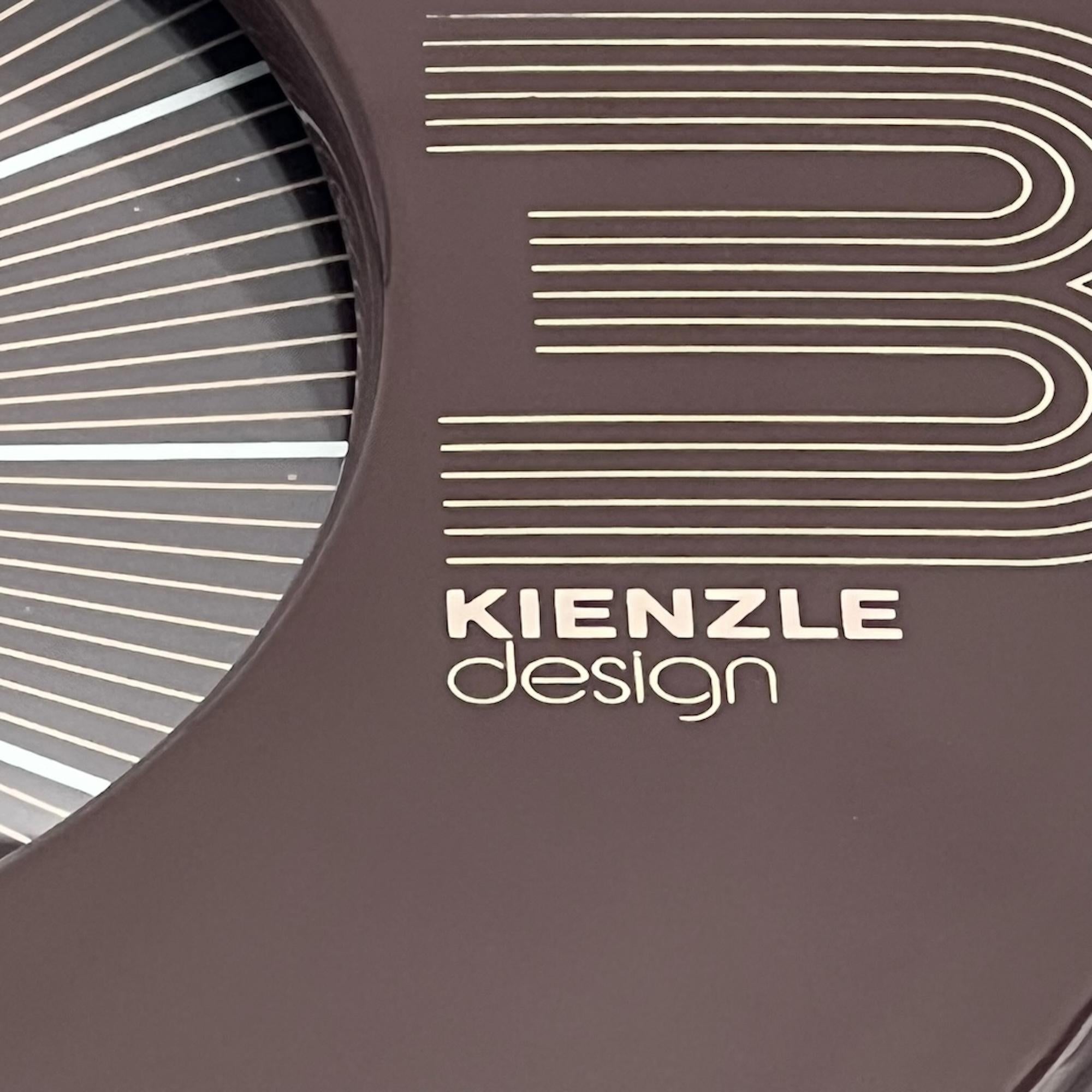 Vintage Kienzle Space Age Clock: Westdeutsches Designwunder der 1970er Jahre in glänzendem Braun (Ende des 20. Jahrhunderts) im Angebot