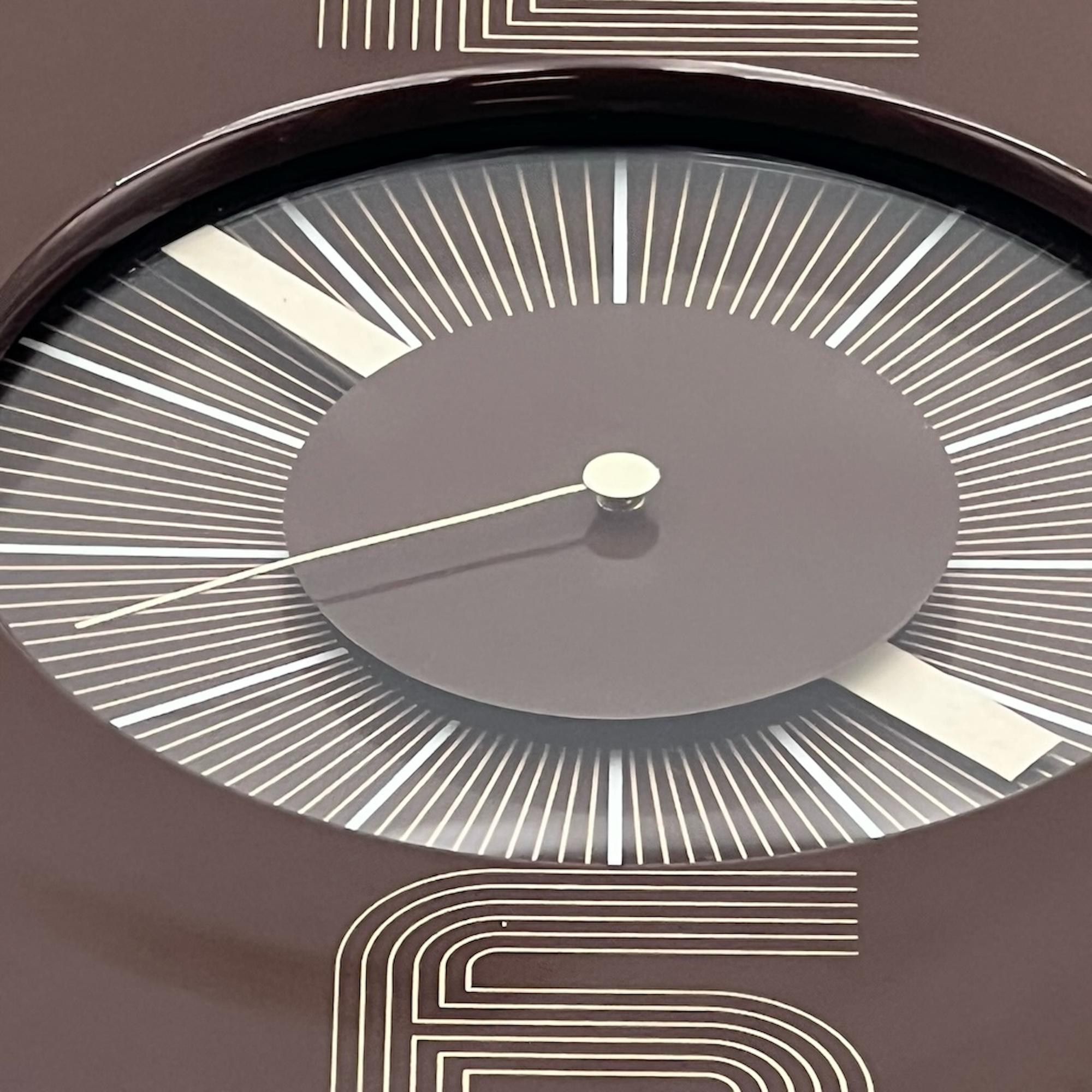 Vintage Kienzle Space Age Clock: Westdeutsches Designwunder der 1970er Jahre in glänzendem Braun (Metall) im Angebot
