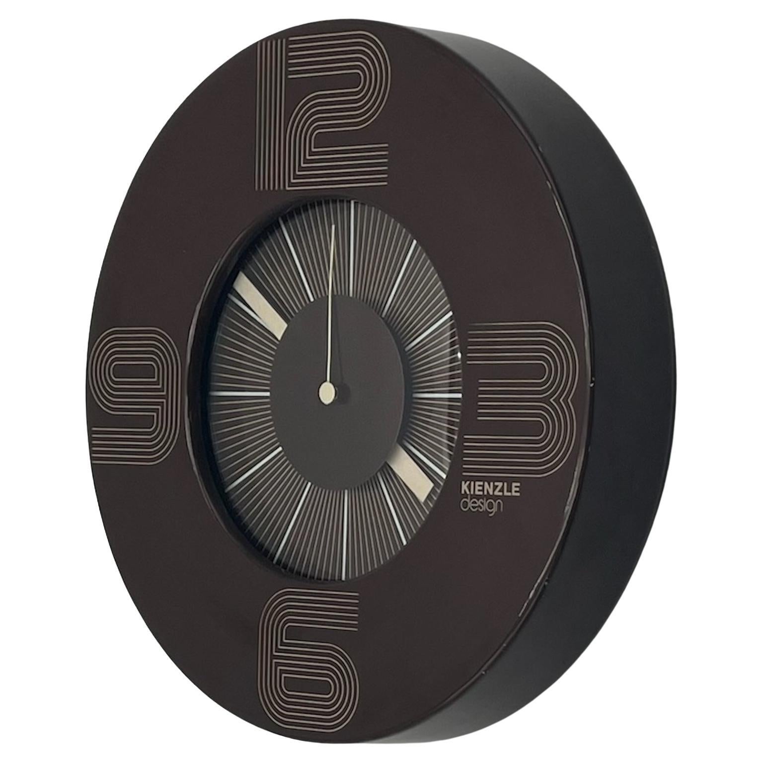 Vintage Kienzle Space Age Clock: Westdeutsches Designwunder der 1970er Jahre in glänzendem Braun im Angebot
