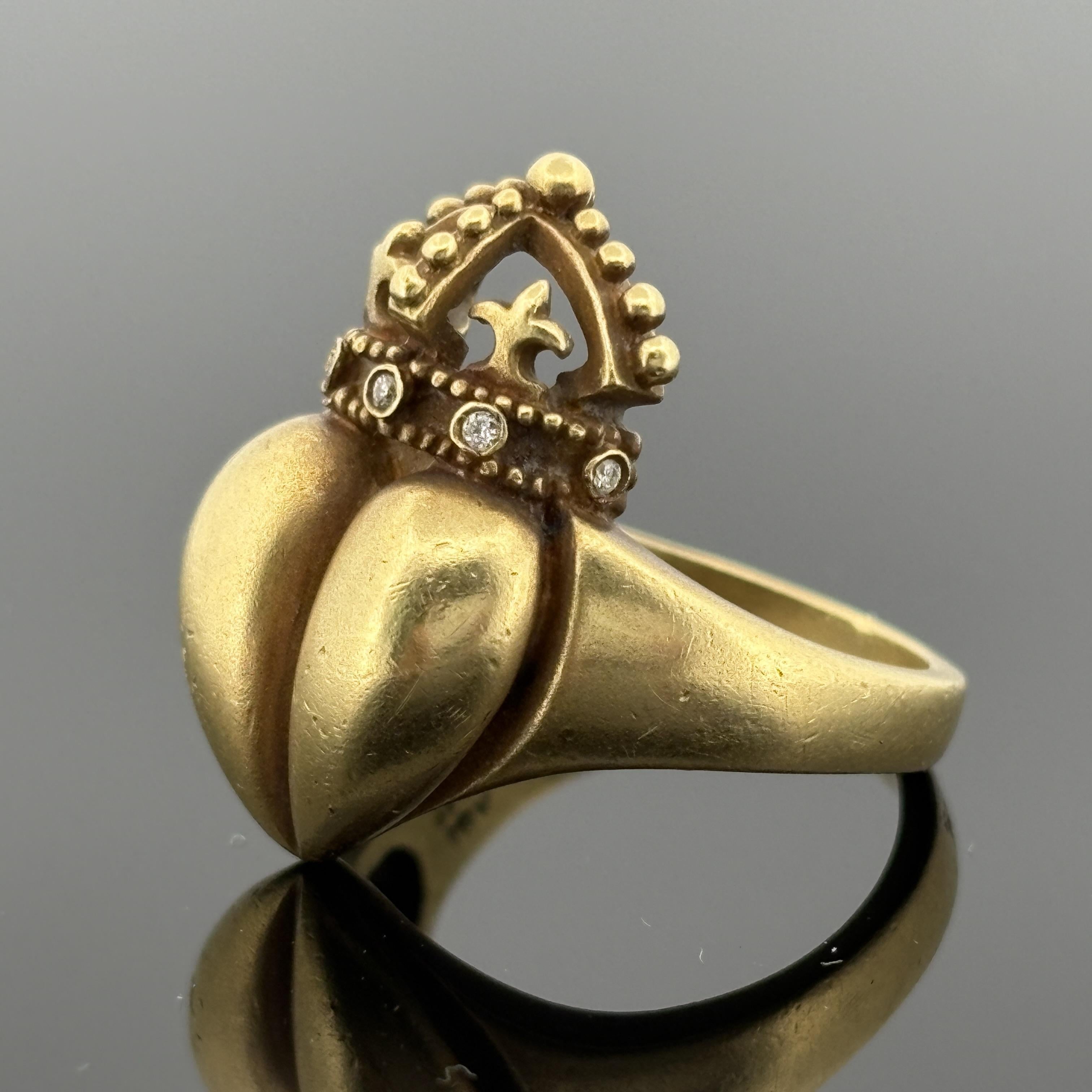 Anello KIESELSTEIN-CORD in oro giallo 18 carati con cuore coronato e accenti di diamanti, 1987

Un audace e simbolico design vintage di KIESELSTEIN-CORD, realizzato in ricco oro giallo 18 carati e impreziosito da scintillanti accenti di