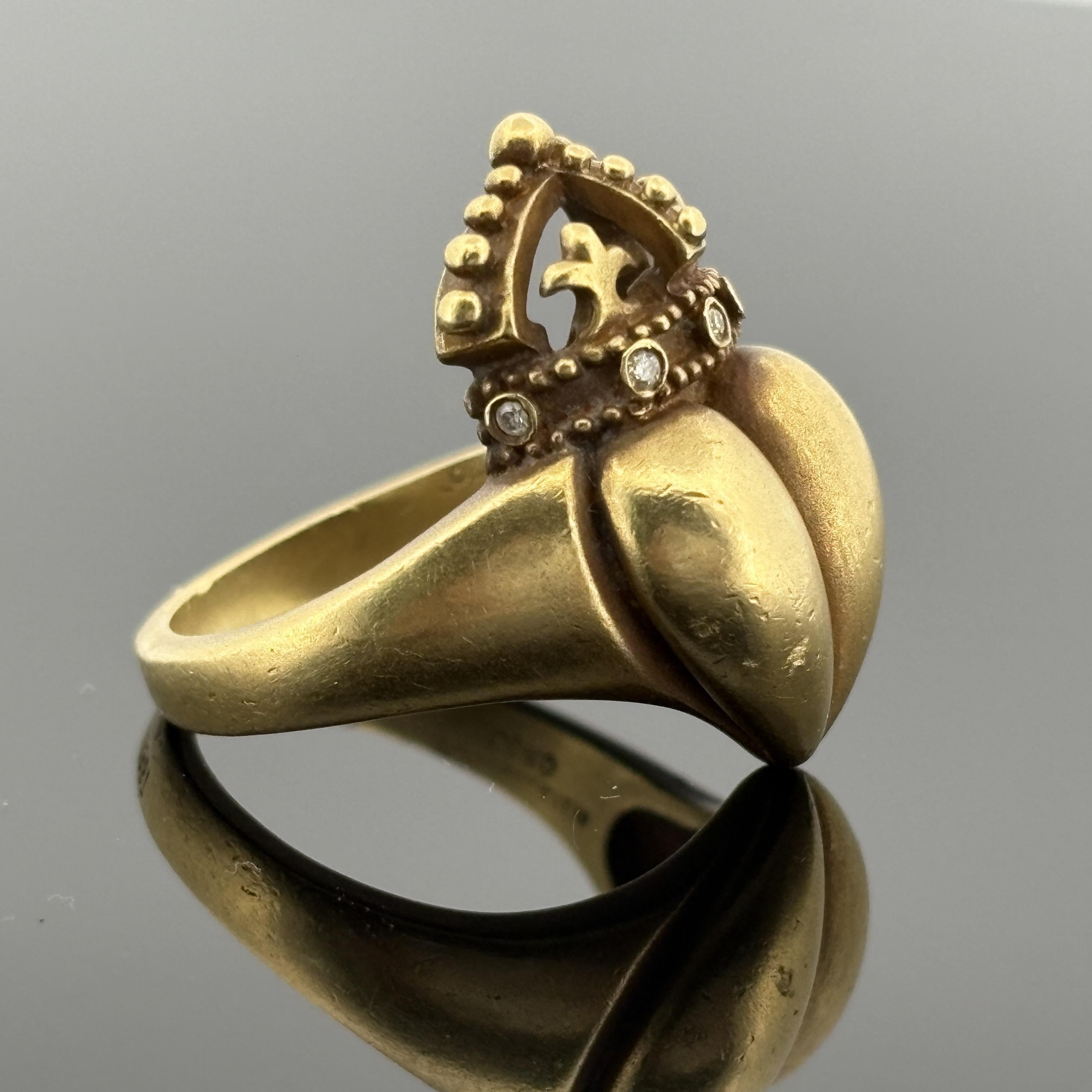 Taglio rotondo Anello cuore Kieselstein Corde d'epoca in oro giallo 18k con accenti di diamanti in vendita