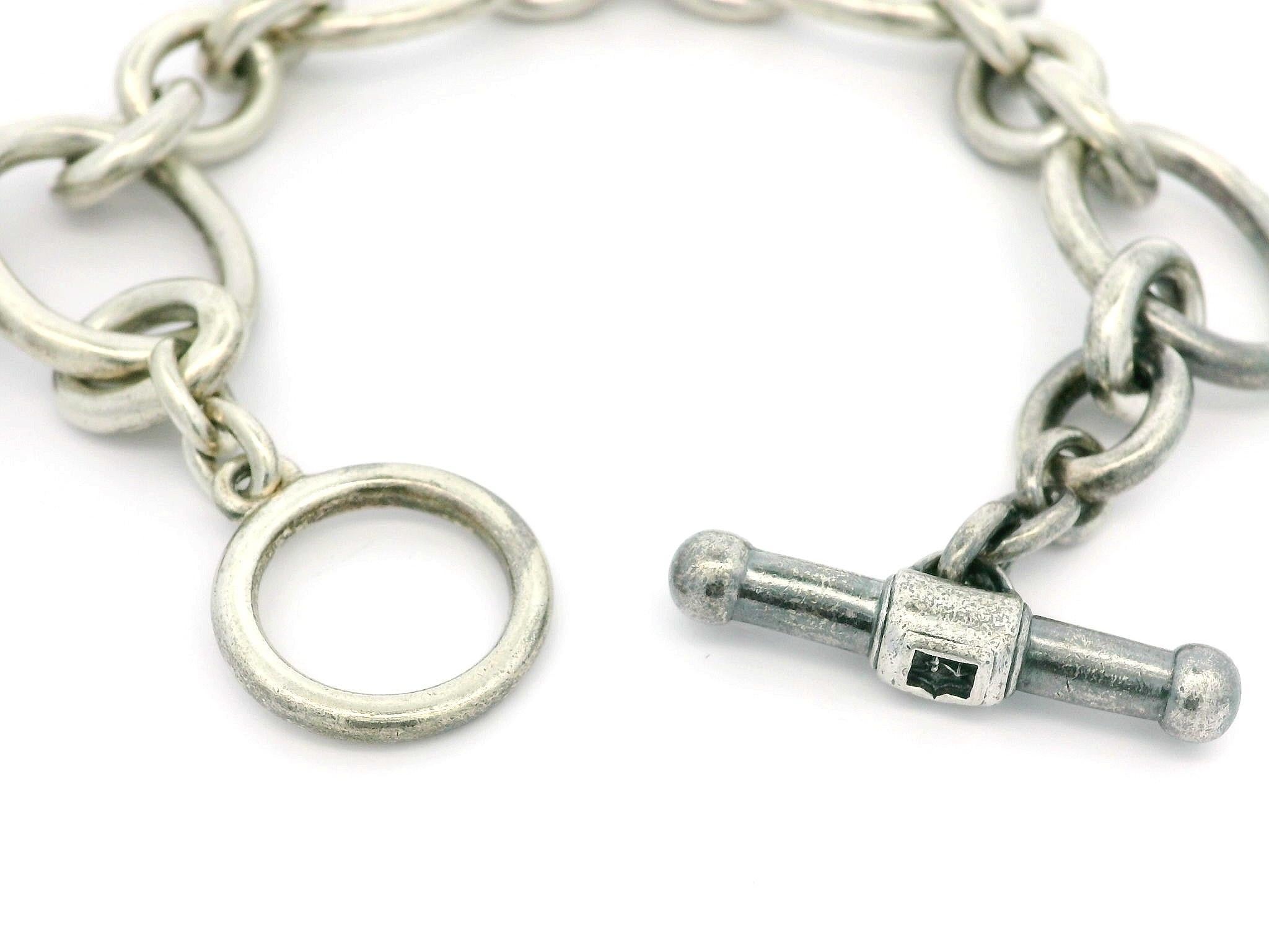 Materiale: Argento massiccio
Peso: 65.4 grammi
Lunghezza: Misura 8.0 pollici con un righello. Si adatta comodamente a un polso di 6.75 pollici (diametro interno).
Chiusura: chiusura a ginocchiera
Larghezza del bracciale: 17,7 mm (0,70