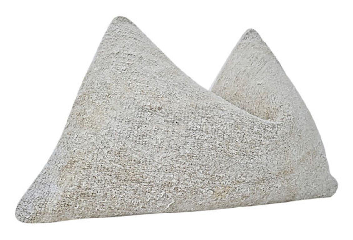 Vintage Kilim Berber Stammes-Kissen. Authentisches, einzigartiges, handgewebtes, schweres, natürliches Hanf-Kilim-Textil in neutralem Ton. Ergänzt mit weißem Premium-Leinen aus 100% reinem Leinen auf der Rückseite. Plüschgefüllte, herausnehmbare