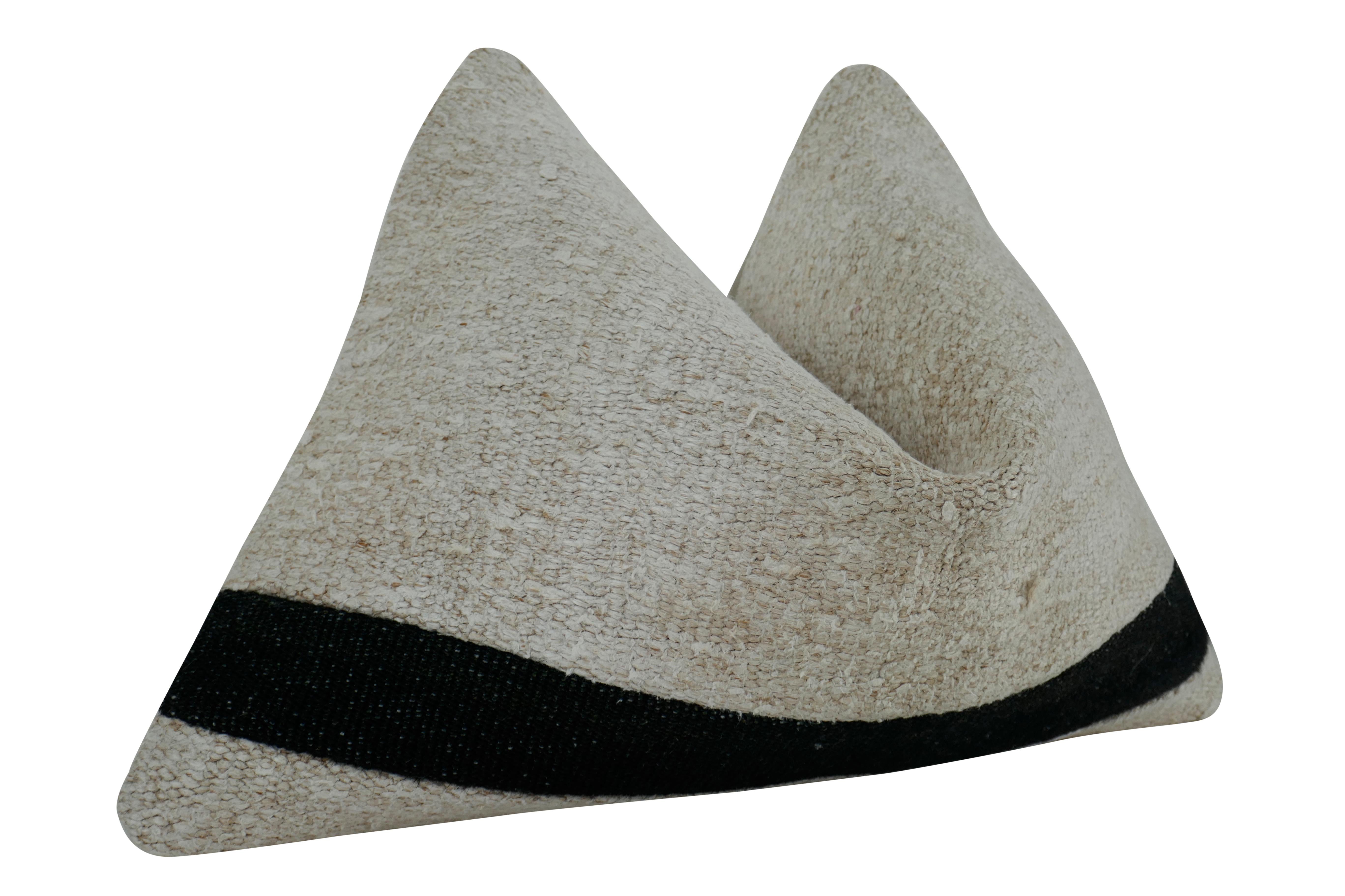 Vintage Kilim Berber Stammes-Kissen. Authentisches, einzigartiges, handgewebtes Kilim-Textil aus natürlicher organischer Wolle in Natur- und Schwarztönen mit schwerer Struktur. Ergänzt durch weißes, luxuriöses Premium-Reinleinen auf der Rückseite.