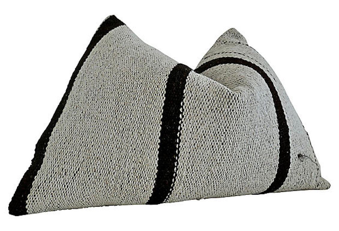 Vintage Kilim Berber Stammes-Kissen. Authentisches, einzigartiges, handgewebtes Kilim-Textil aus schwerer, natürlicher Wolle und Ziegenhaar in neutraler schwarzer und natürlicher Farbgebung. Ergänzt mit weißem Premium-Leinen aus 100% reinem Leinen