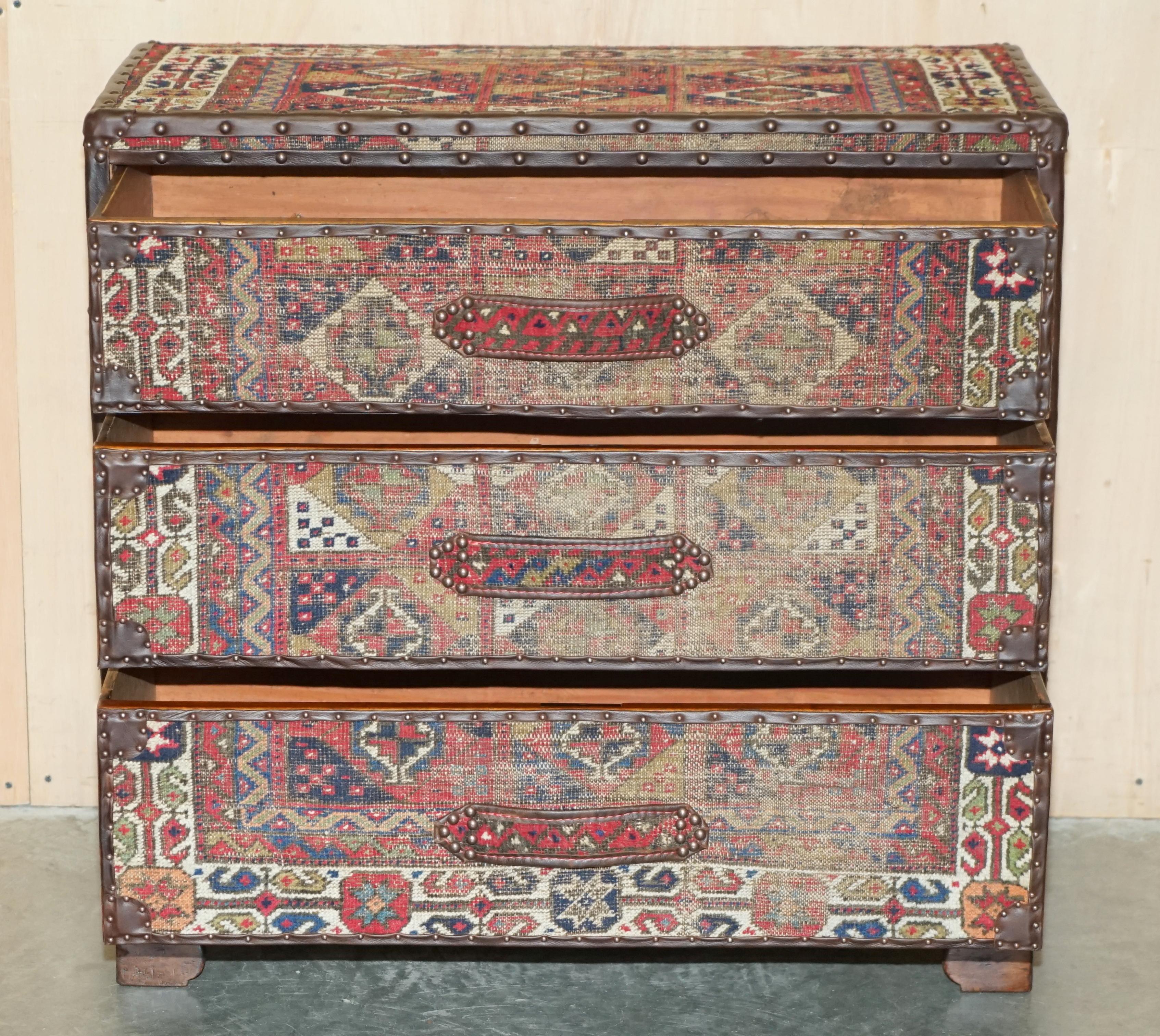 ViNTAGE KILIM & BROWN LEATHER CHEST OF DRAWERS FINISHED WITH ANTIQUE PIN NAILs im Angebot 11
