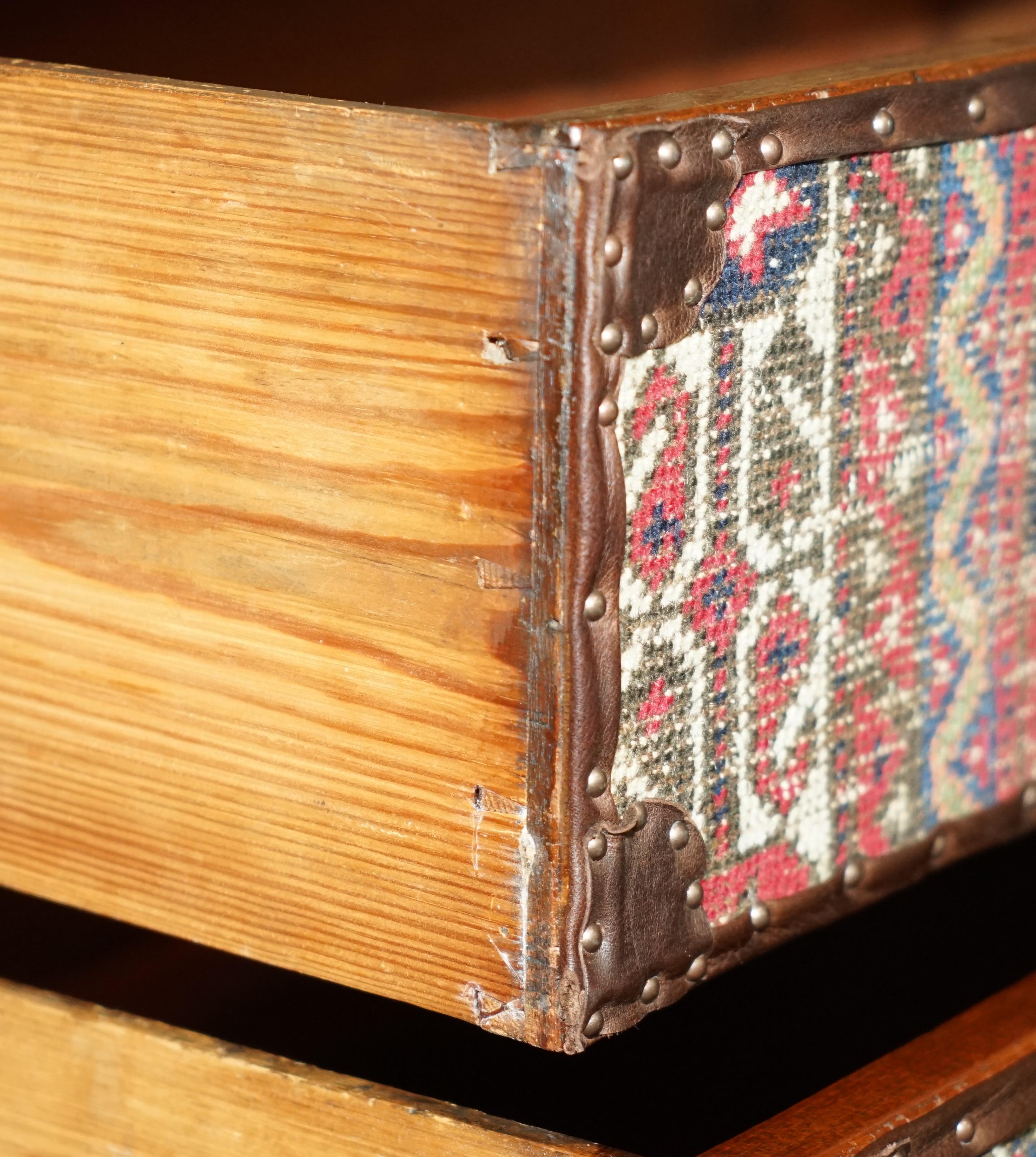 ViNTAGE KILIM & BROWN LEATHER CHEST OF DRAWERS FINISHED WITH ANTIQUE PIN NAILs im Angebot 13