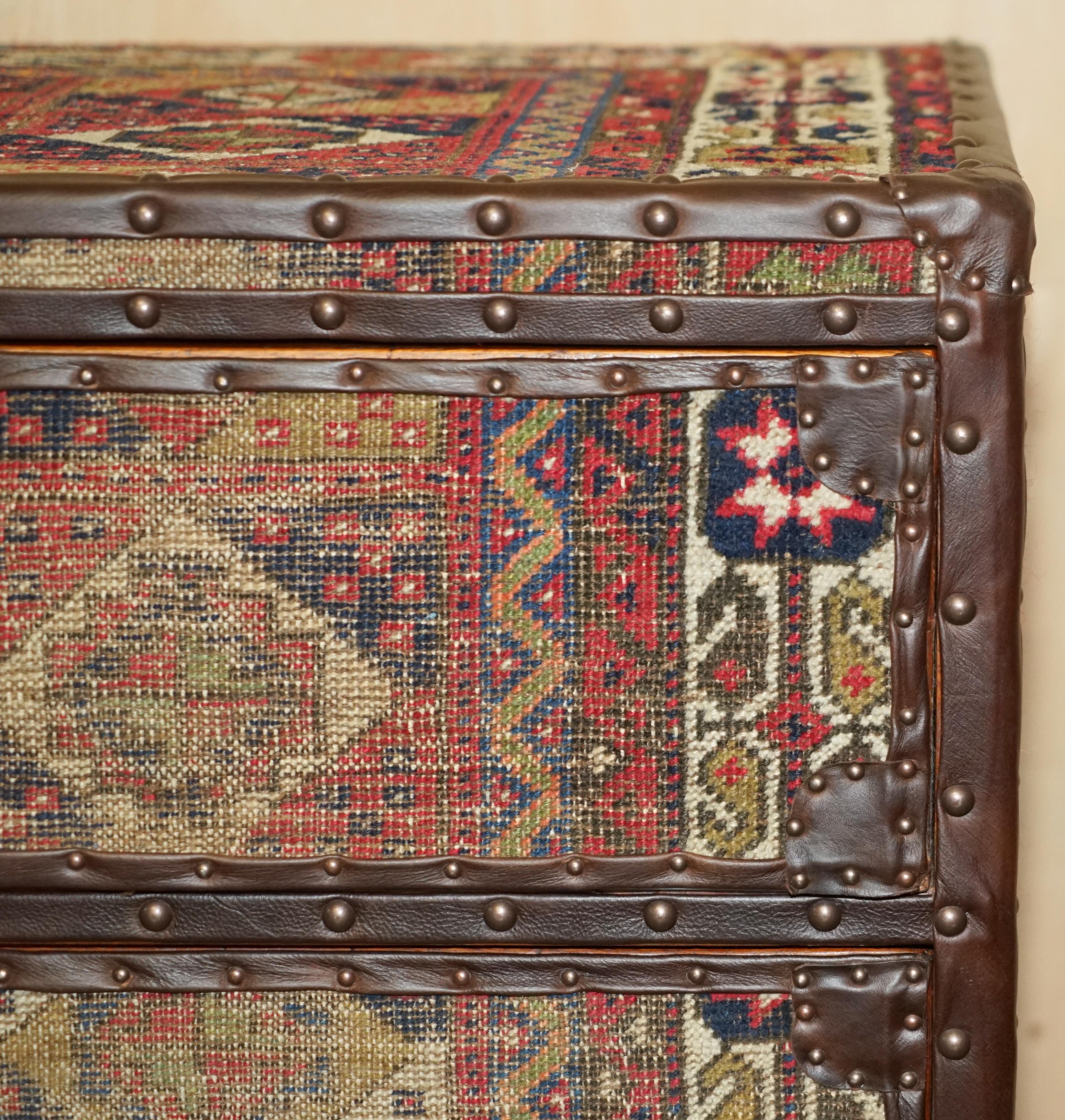 ViNTAGE KILIM & BROWN LEATHER CHEST OF DRAWERS FINISHED WITH ANTIQUE PIN NAILs (Leder) im Angebot