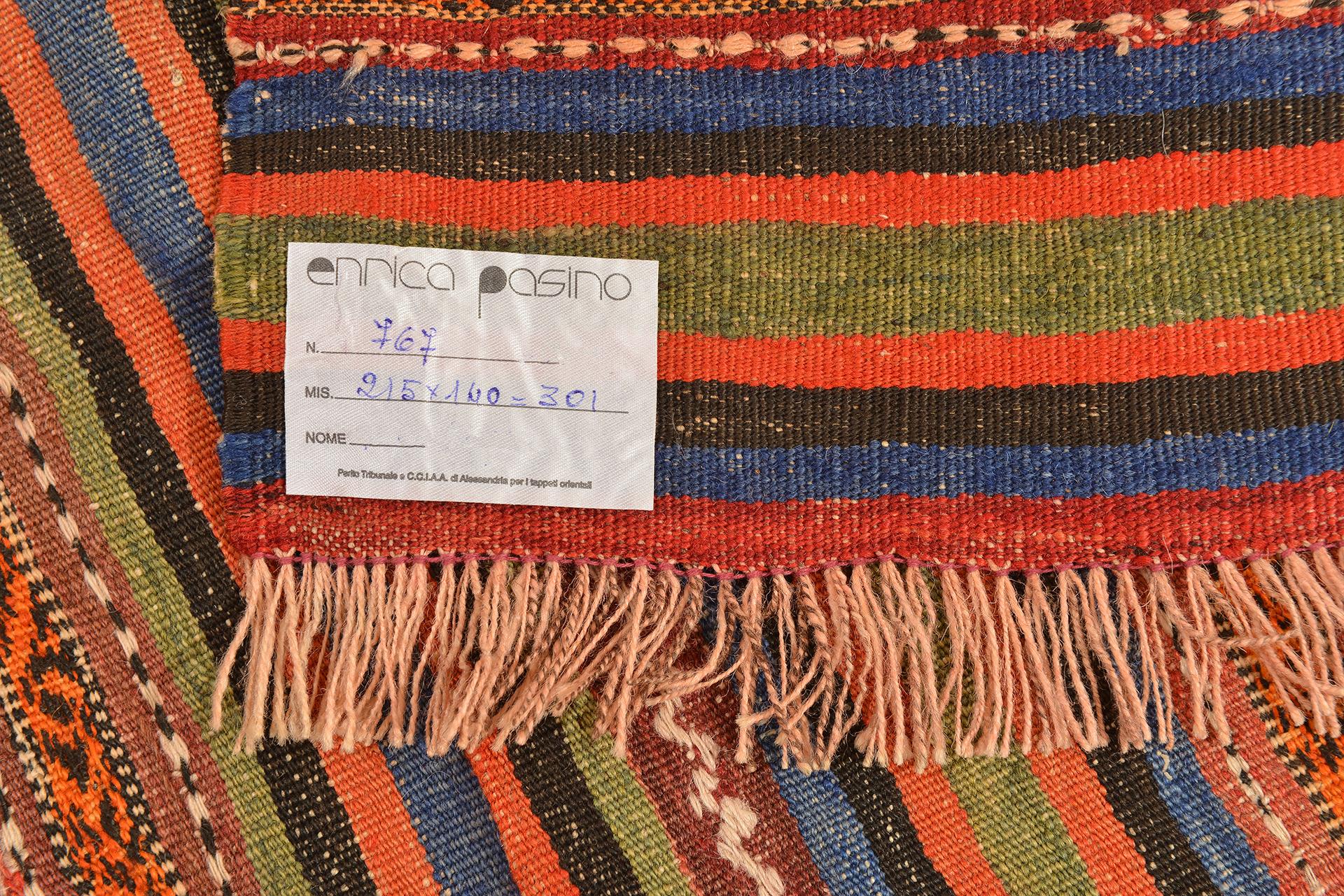 Seltener türkischer Kelim mit schönen Pastellfarben und sehr guter Verarbeitung. 
Es stammt aus meiner privaten Sammlung, aber jetzt stelle ich die Aktivitäten ein.
Meine Meinung: Es verdient es, auf das Bett oder den Tisch gestellt oder zum