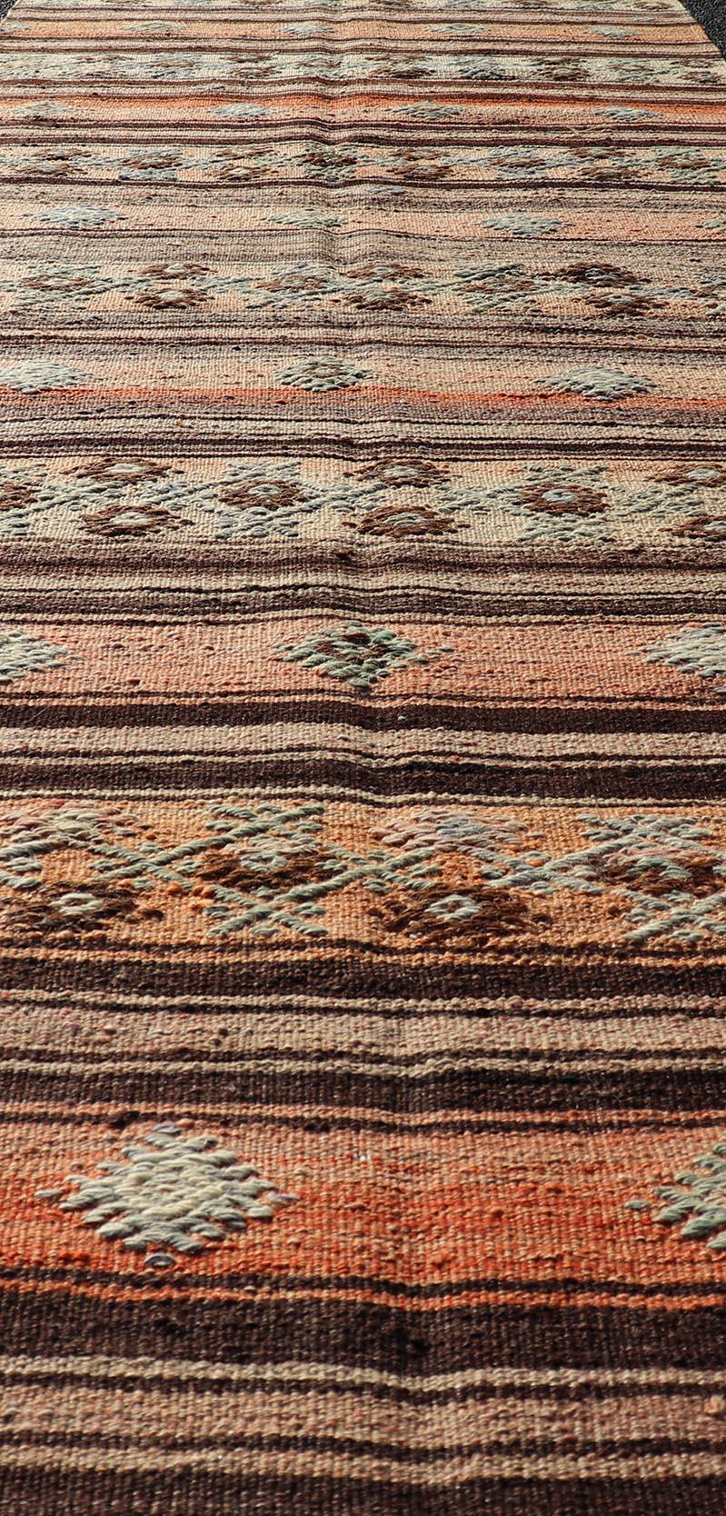 Bunter türkischer Kilim-Läufer im Vintage-Stil mit Streifen und modernem Design, minimalistischer Kilim-Läufer im Streifendesign aus der Türkei. Keivan Woven Arts / Teppich TU-NED-5043, Herkunftsland / Art: Türkei / Kelim, um 1950
Maße: 3'2 x 11'5 