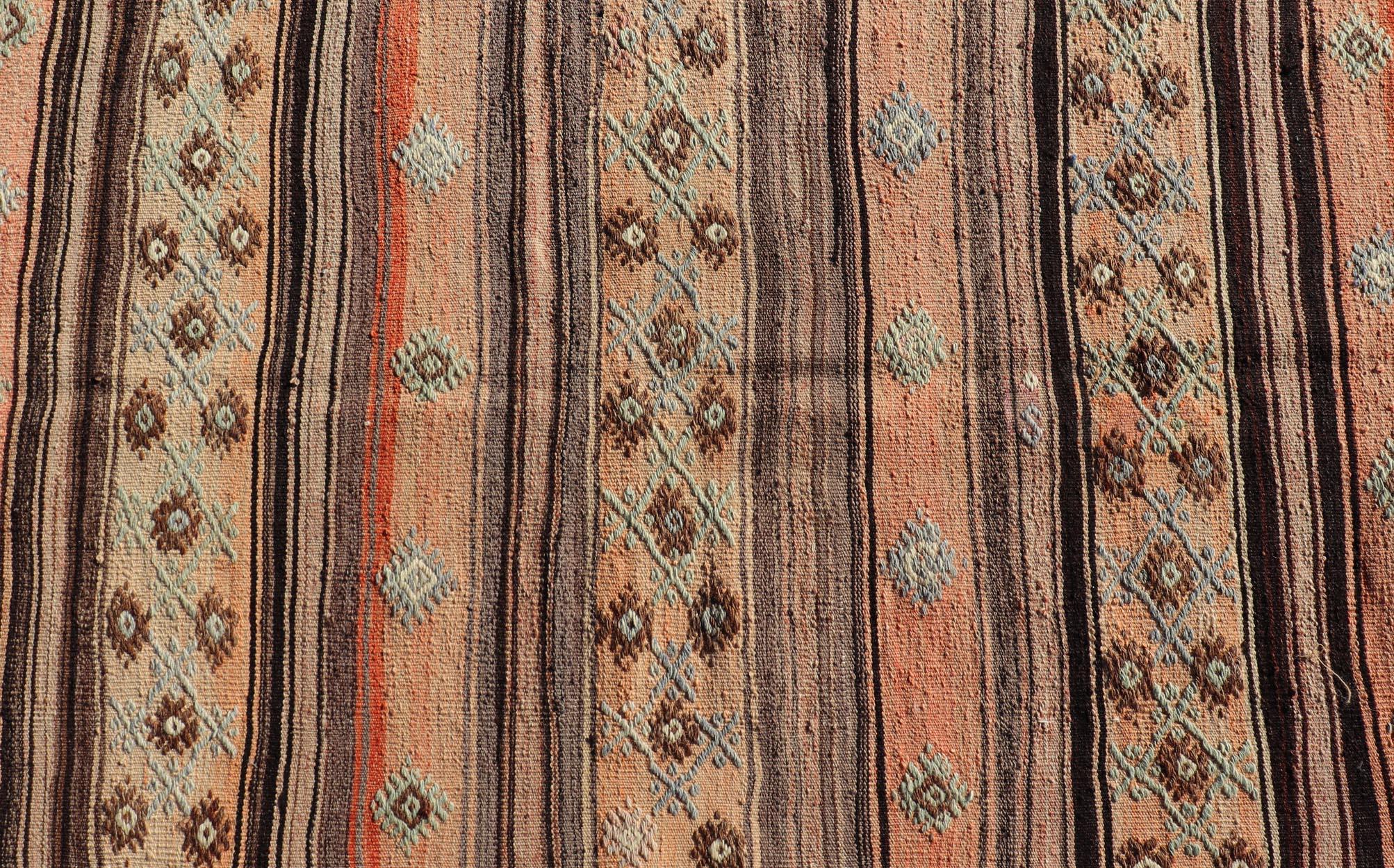 Vintage Kilim Bunte Streifen Läufer mit Stammesmotiven 3'2 x 11'5 (Kelim) im Angebot