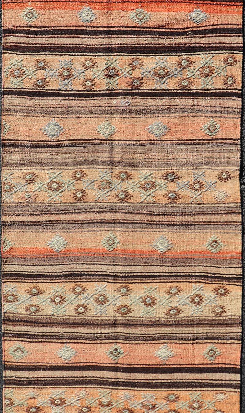 Vintage Kilim Bunte Streifen Läufer mit Stammesmotiven 3'2 x 11'5 (Handgewebt) im Angebot