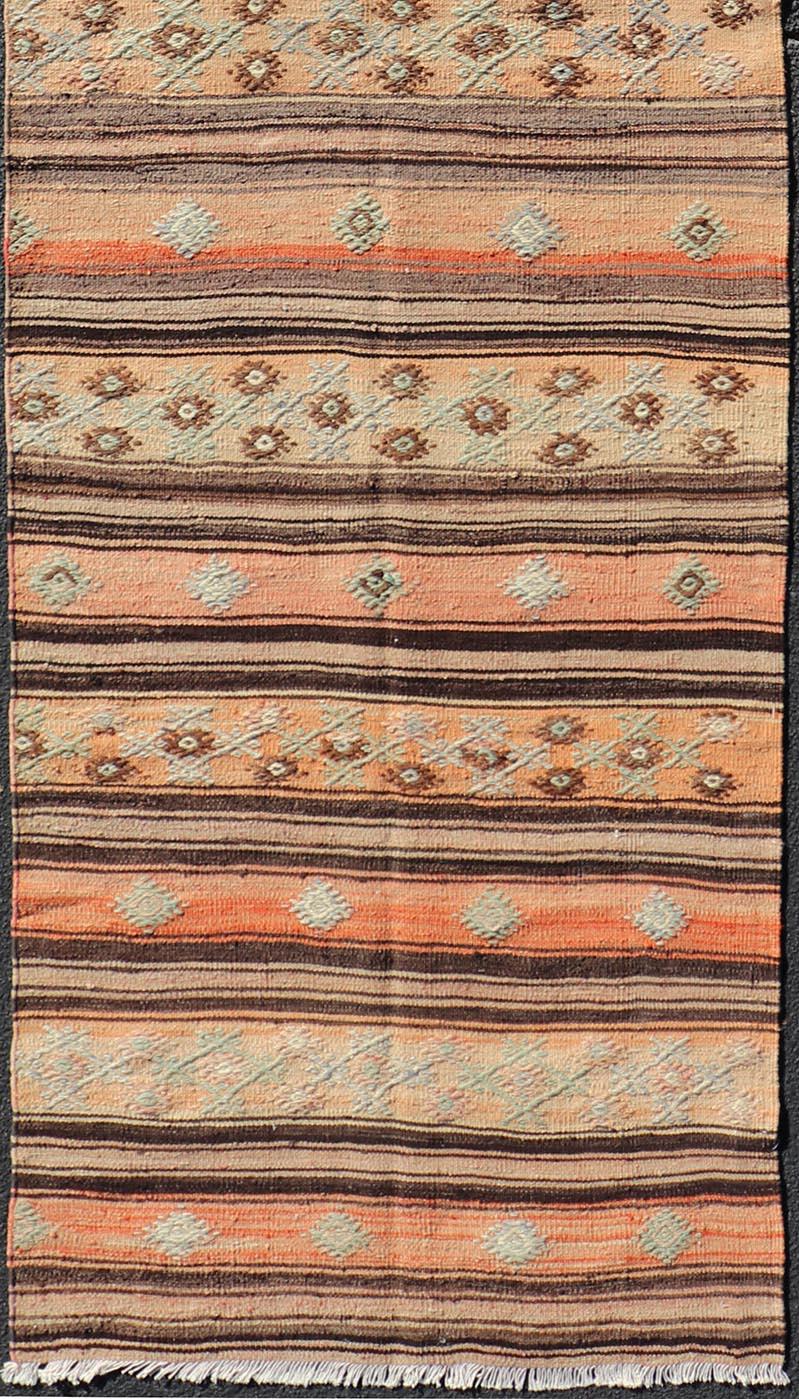 Vintage Kilim Bunte Streifen Läufer mit Stammesmotiven 3'2 x 11'5 im Zustand „Gut“ im Angebot in Atlanta, GA