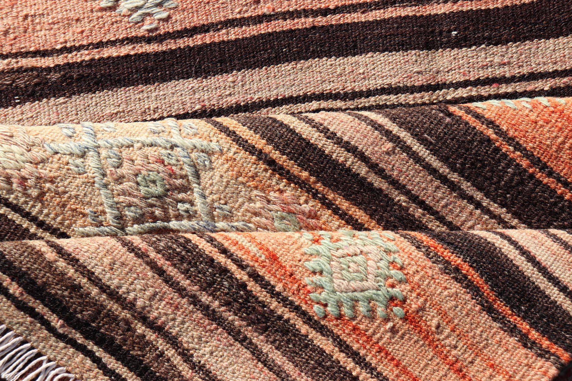 Vintage Kilim Bunte Streifen Läufer mit Stammesmotiven 3'2 x 11'5 (20. Jahrhundert) im Angebot