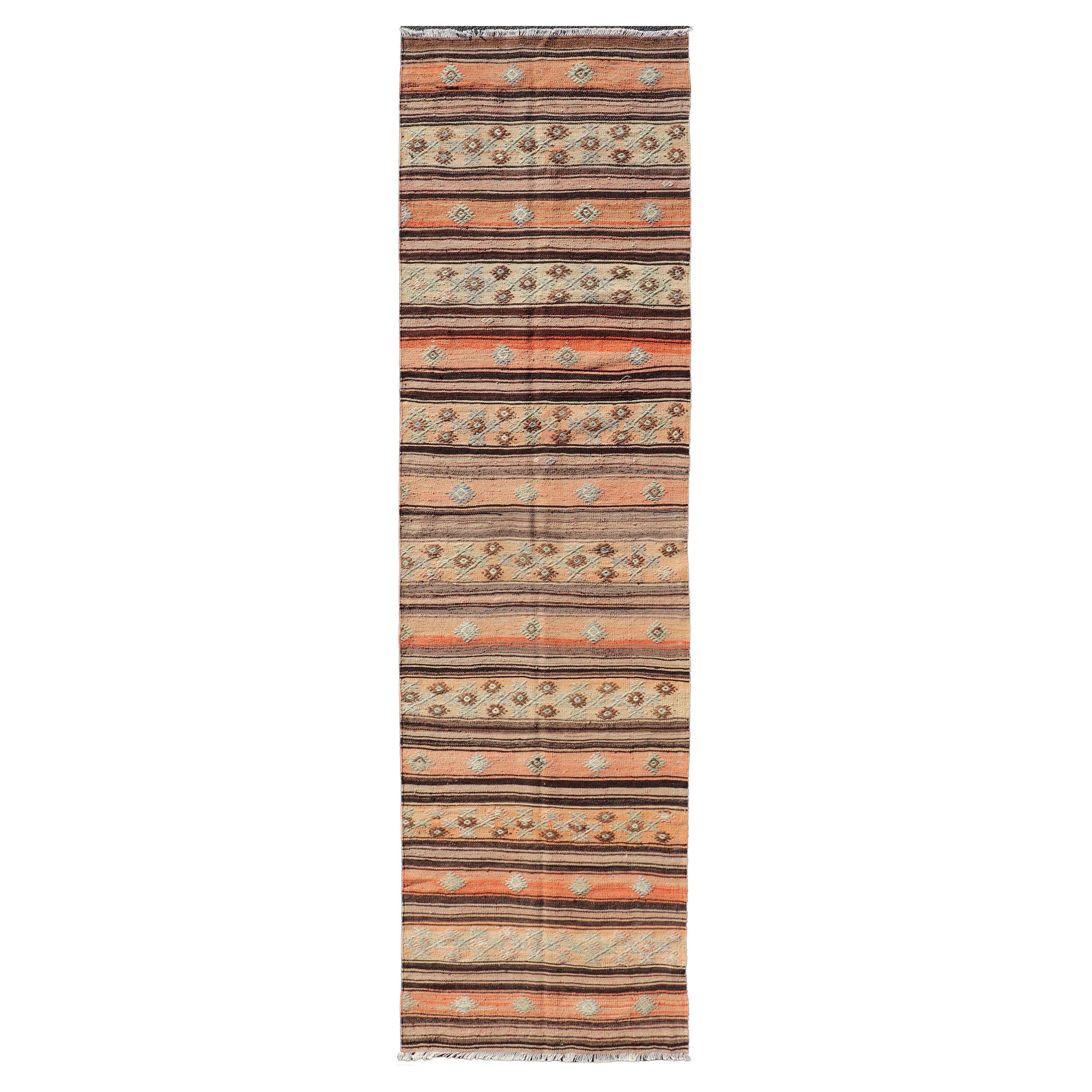 Vintage Kilim Bunte Streifen Läufer mit Stammesmotiven 3
2 x 11
5