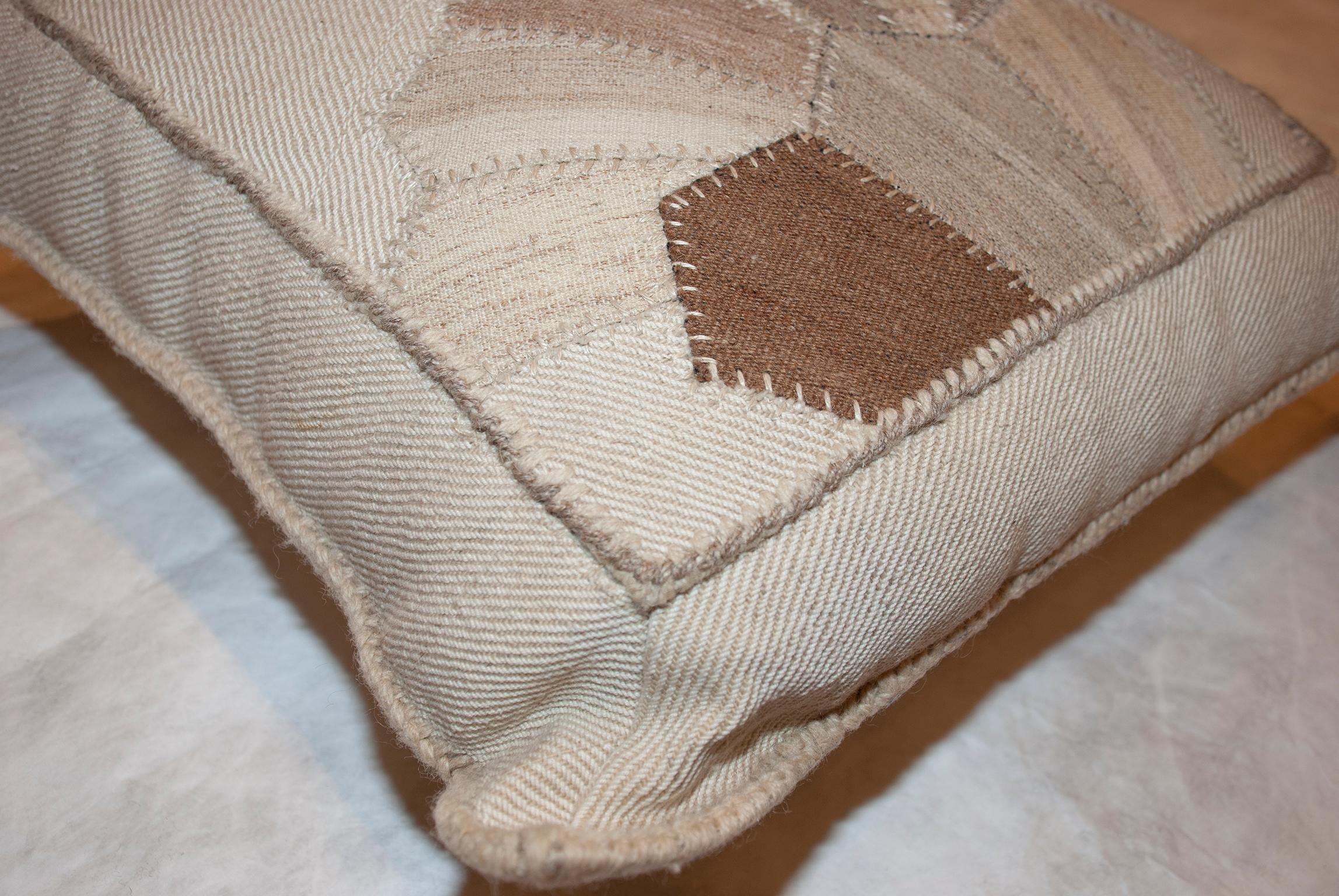 Coussin de composition Kilim persan vintage
Design/One Déco Fan
Les panneaux persans du milieu du XXe siècle sont tissés et assemblés à la main.